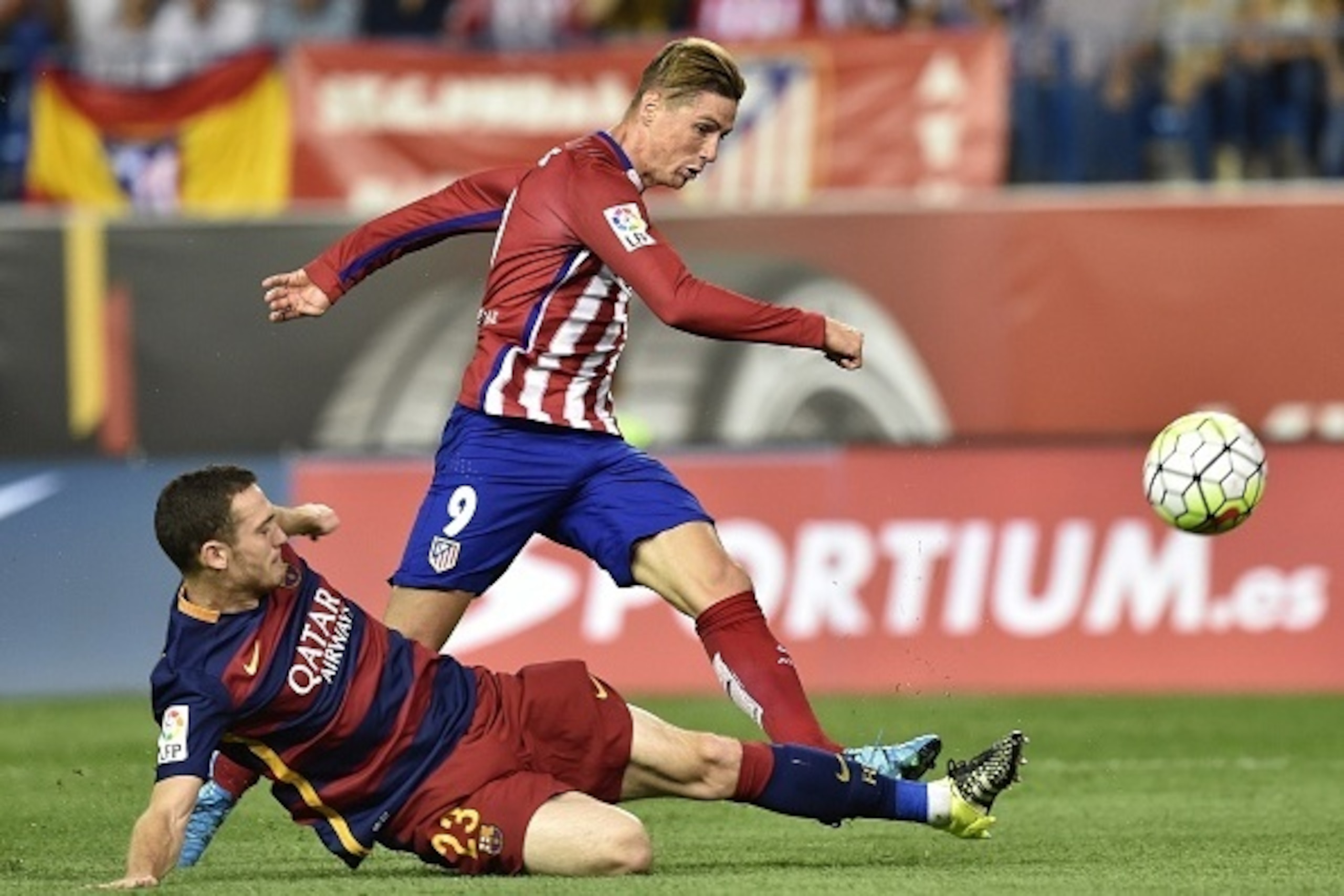 Barcelona's Belgian defender Thomas Vermaelen (L) vies with Atletico Madrid's forward Fernando Torres during the Spanish league football match Club Atletico de Madrid vs FC Barcelona at the Vicente Calderon stadium in Madrid on September 12, 2015.   AFP P