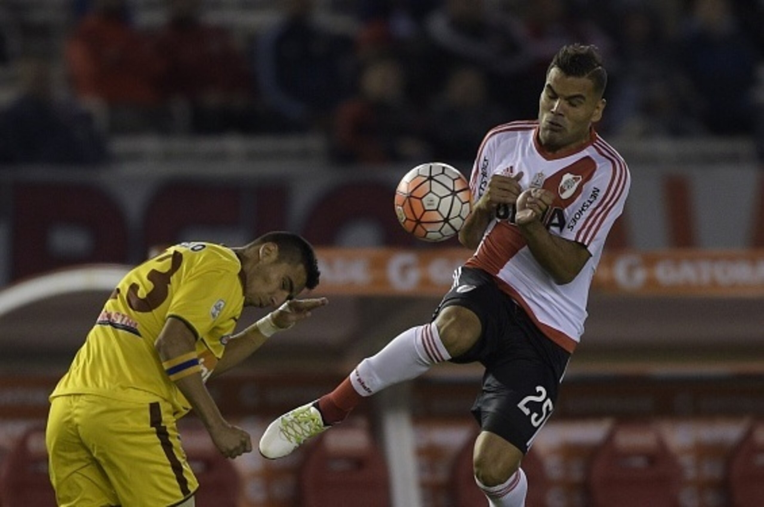 Argentina's River Plate defender Gabriel Mercado (R) vies for the ball with Venezuela's Trujillanos Luiryi Erazo during the Copa Libertadores 2016 group 1 football match against at the Monumental stadium, Buenos Aires, Argentina, on April 21, 2016.  / AFP