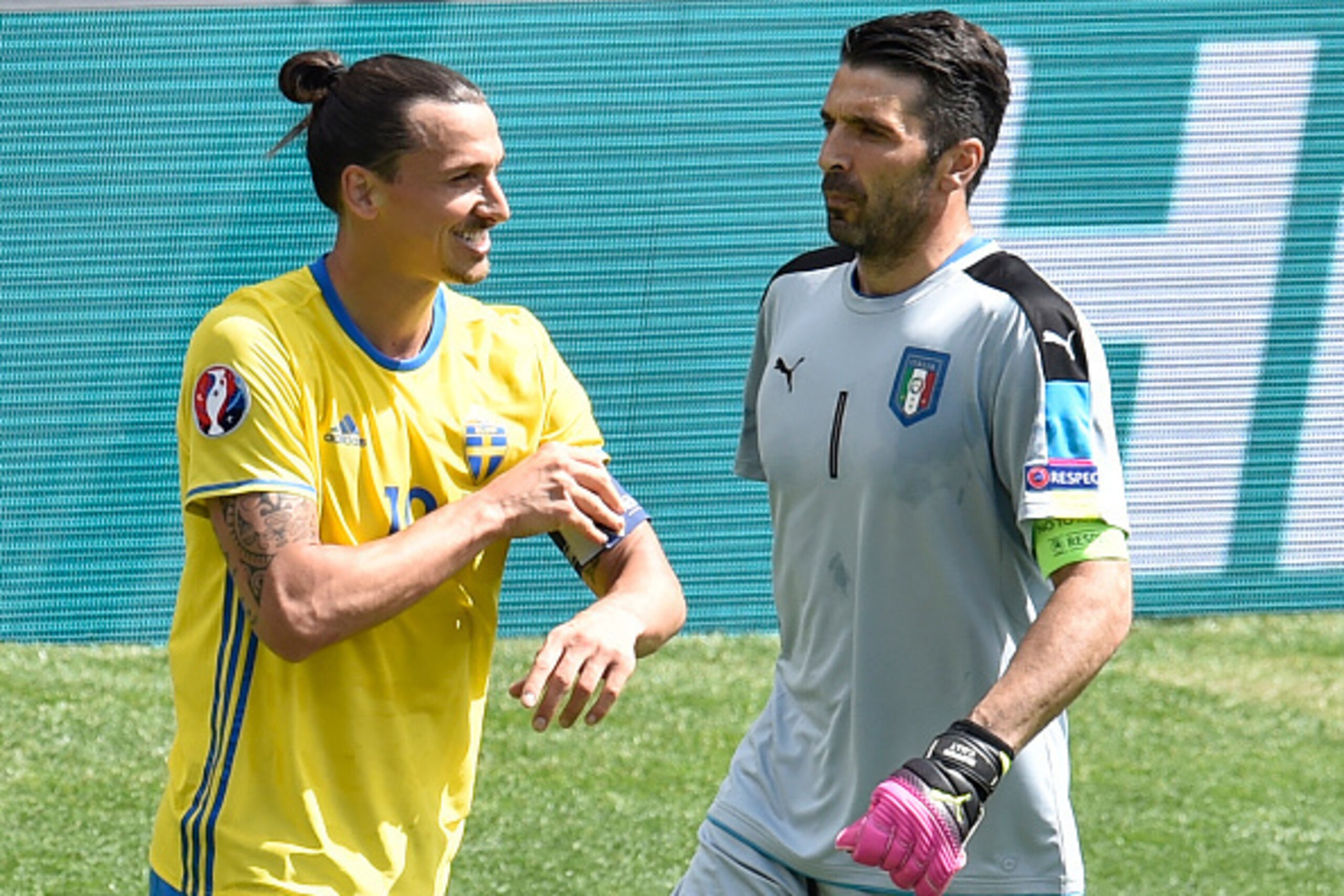Sweden's forward Zlatan Ibrahimovic (L) smiles beside Italy's goalkeeper Gianluigi Buffon during the Euro 2016 group E football match between Italy and Sweden at the Stadium Municipal in Toulouse on June 17, 2016.  / AFP / Pascal PAVANI        (Photo cred