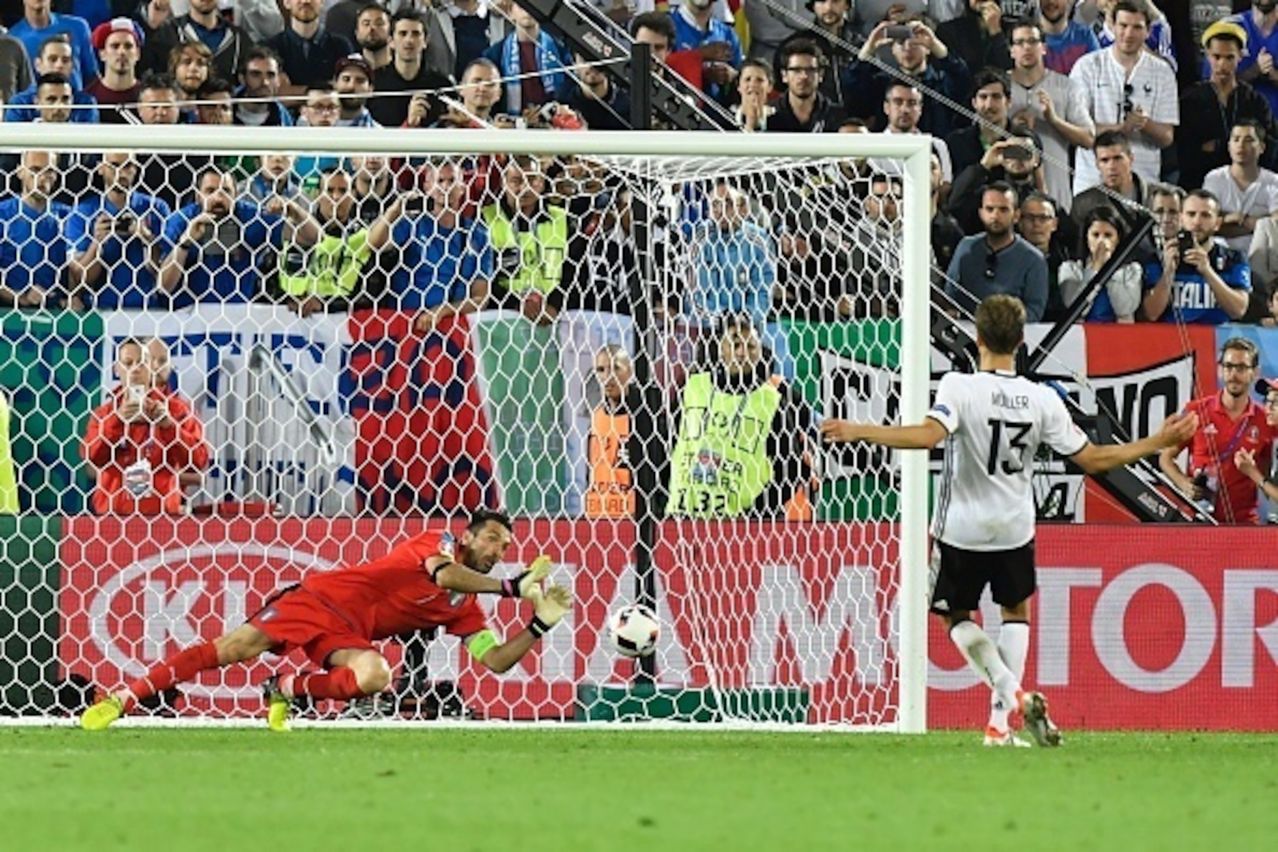 Germany's midfielder Thomas Mueller misses a penalty during a penalty shootout of the Euro 2016 quarter-final football match between Germany and Italy at the Matmut Atlantique stadium in Bordeaux on July 2, 2016.
 / AFP / GEORGES GOBET        (Photo credi
