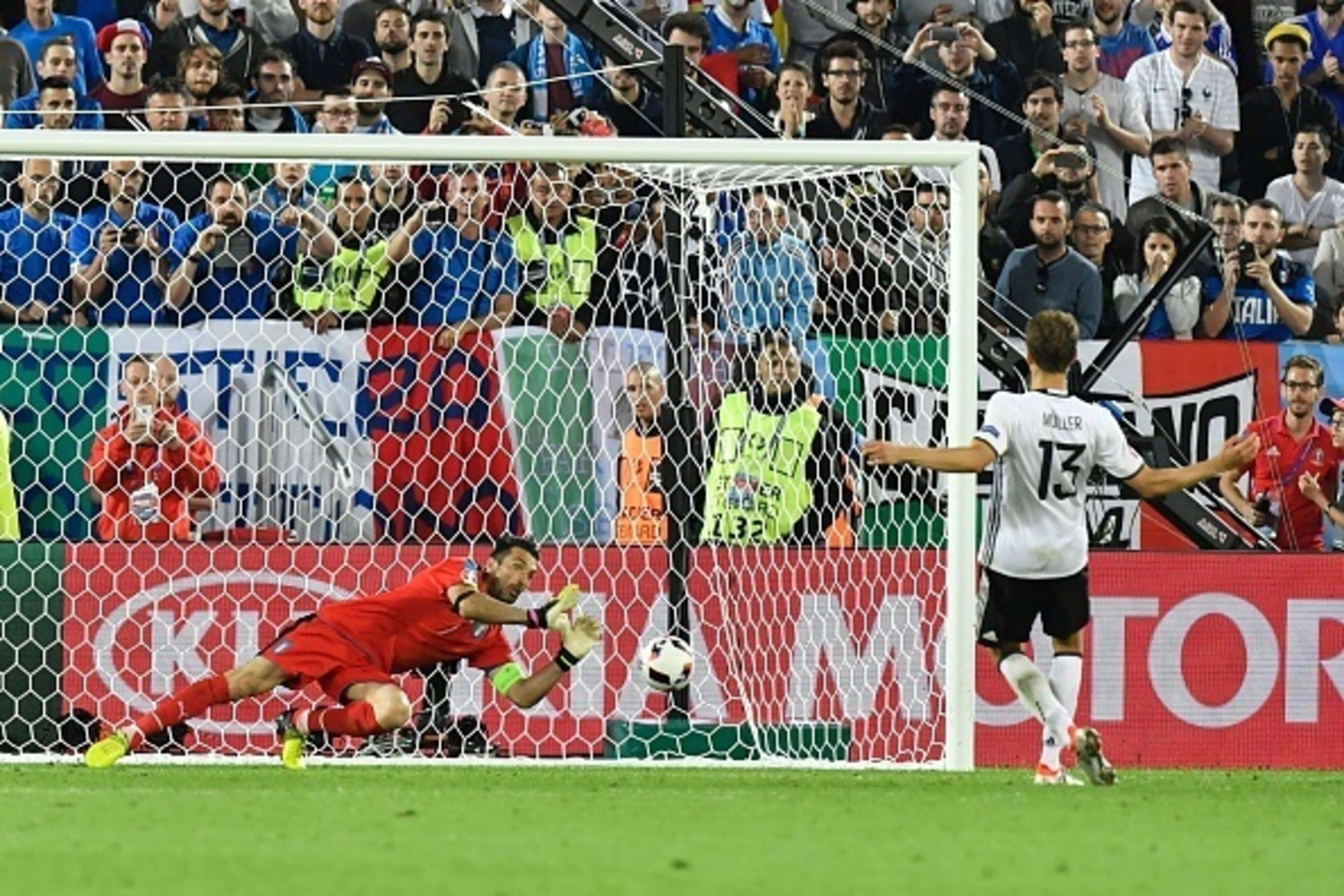 Germany's midfielder Thomas Mueller misses a penalty during a penalty shootout of the Euro 2016 quarter-final football match between Germany and Italy at the Matmut Atlantique stadium in Bordeaux on July 2, 2016.
 / AFP / GEORGES GOBET        (Photo credi