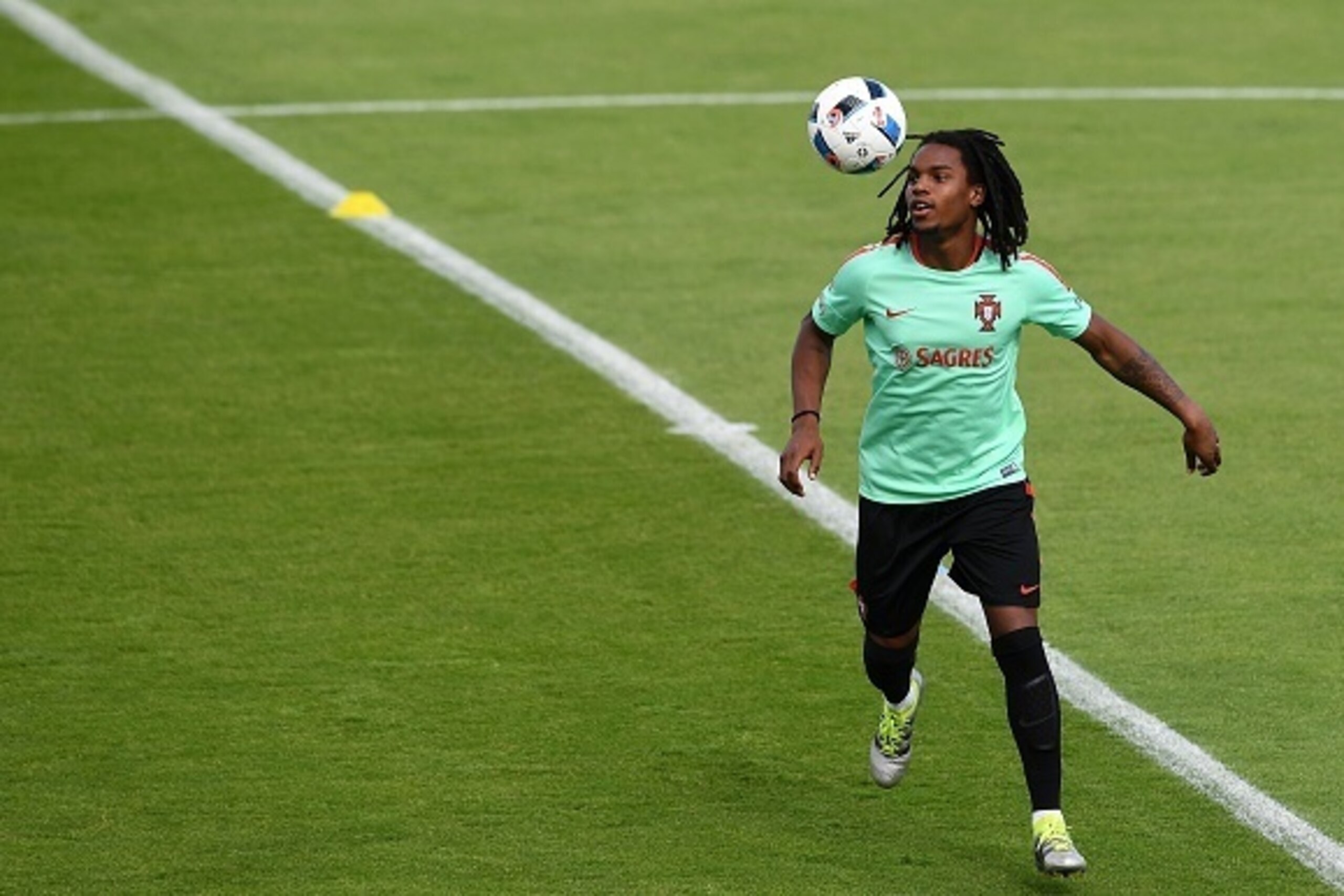 Portugal's midfielder Renato Sanches eyes the ball during a training session at Portugal's base camp in Marcoussis, outskirts of Paris, on July 2, 2016, during the Euro 2016 football tournament. / AFP / FRANCISCO LEONG        (Photo credit should read FRA