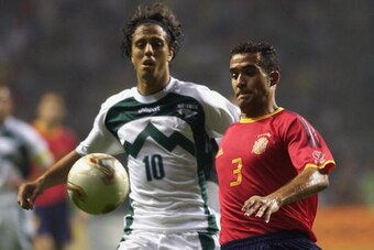 GWANGJU - JUNE 2:  Juanfran of Spain reaches the ball ahead of Zlatko Zahovic of Slovenia during the FIFA World Cup Finals 2002 Group B match played at the Gwangju World Cup Stadium, in Gwangju, South Korea on June 2, 2002. Spain won the match 3-1. DIGITA