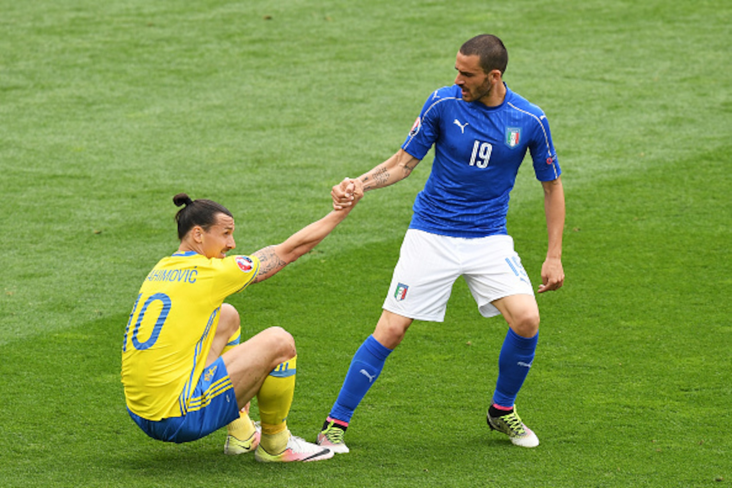 TOULOUSE, FRANCE - JUNE 17:Leonardo Bonucci of Italy gives a helping hand to Zlatan Ibrahimovic of Sweden after a penalty appeal during the UEFA EURO 2016 Group E match between Italy and Sweden at Stadium Municipal on June 17, 2016 in Toulouse, France.  (