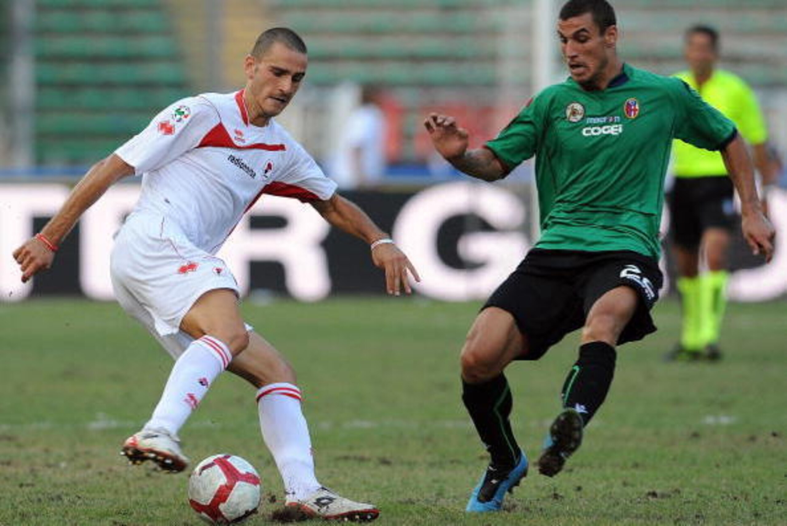BARI, ITALY - AUGUST 29: Leonardo Bonucci AS Bari battles for the ball with Paolo Daniel Osvaldo Bologna FC during the Serie A match between AS Bari and Bologna FC at Stadio San Nicola on August 29, 2009 in Bari, Italy.  (Photo by Giuseppe Bellini/Getty I