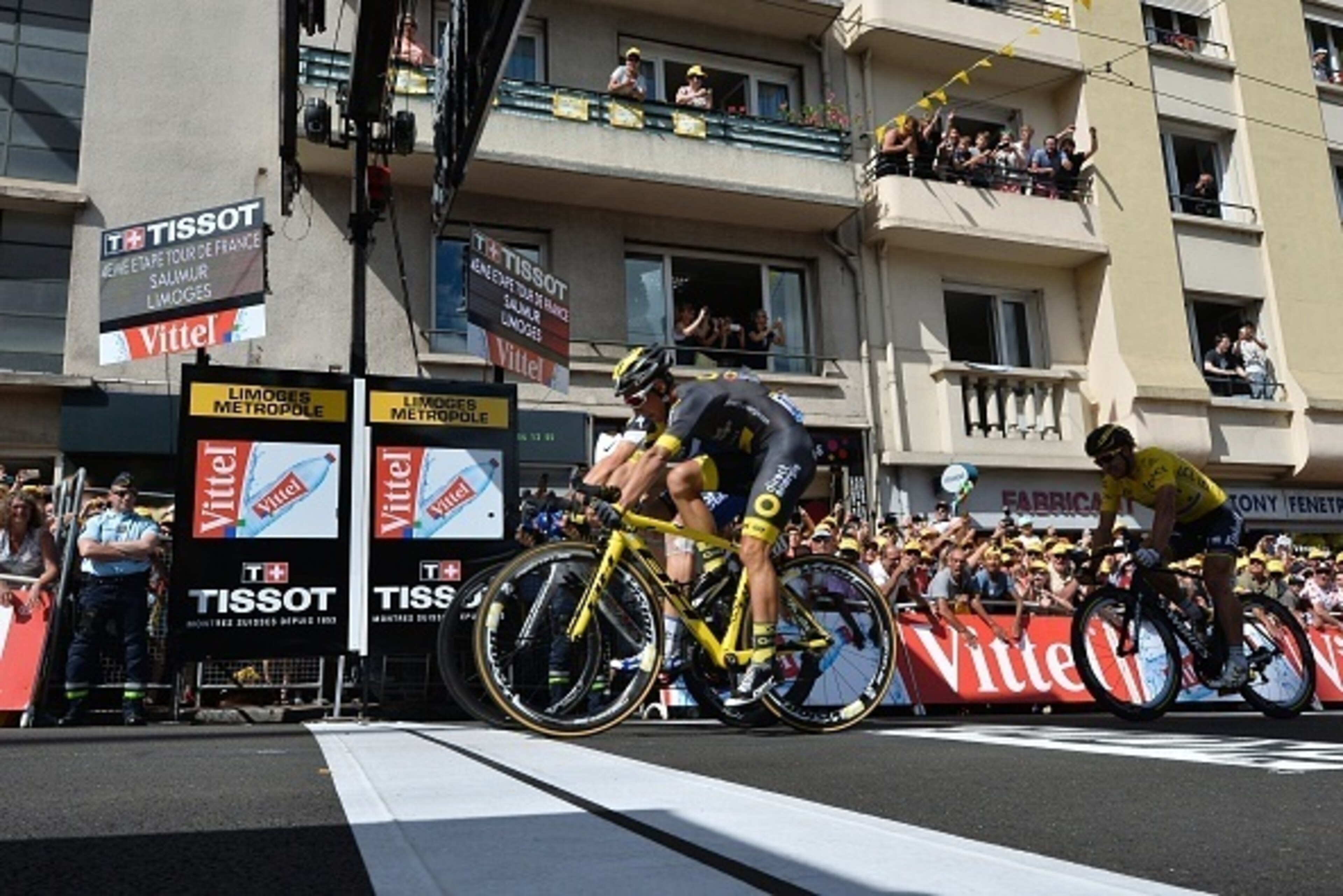 Germany's Marcel Kittel (L) crosses the finish line ahead of France's Bryan Coquard (C) and Slovakia's Peter Sagan (R), wearing the overall leader's yellow jersey, during the 237,5 km fouth stage of the 103rd edition of the Tour de France cycling race on 