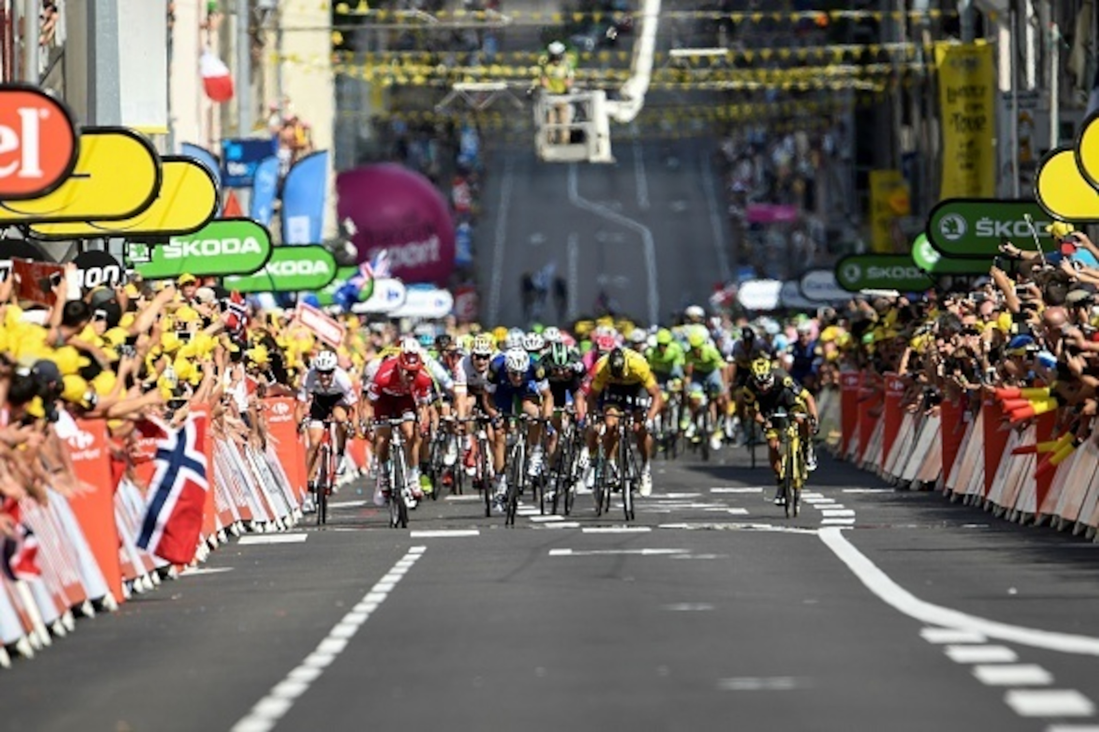 Germany's Marcel Kittel (3rdL) sprints to win ahead of France's Bryan Coquard (R) and Slovakia's Peter Sagan (2ndR), wearing the overall leader's yellow jersey, at the end of the 237,5 km fourth stage of the 103rd edition of the Tour de France cycling rac