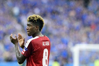 Austria's midfielder David Alaba acknowledges the fans after loosing to Iceland 2-1 in the Euro 2016 group F football match between Iceland and Austria at the Stade de France stadium in Saint-Denis, near Paris on June 22, 2016. / AFP / TOBIAS SCHWARZ     