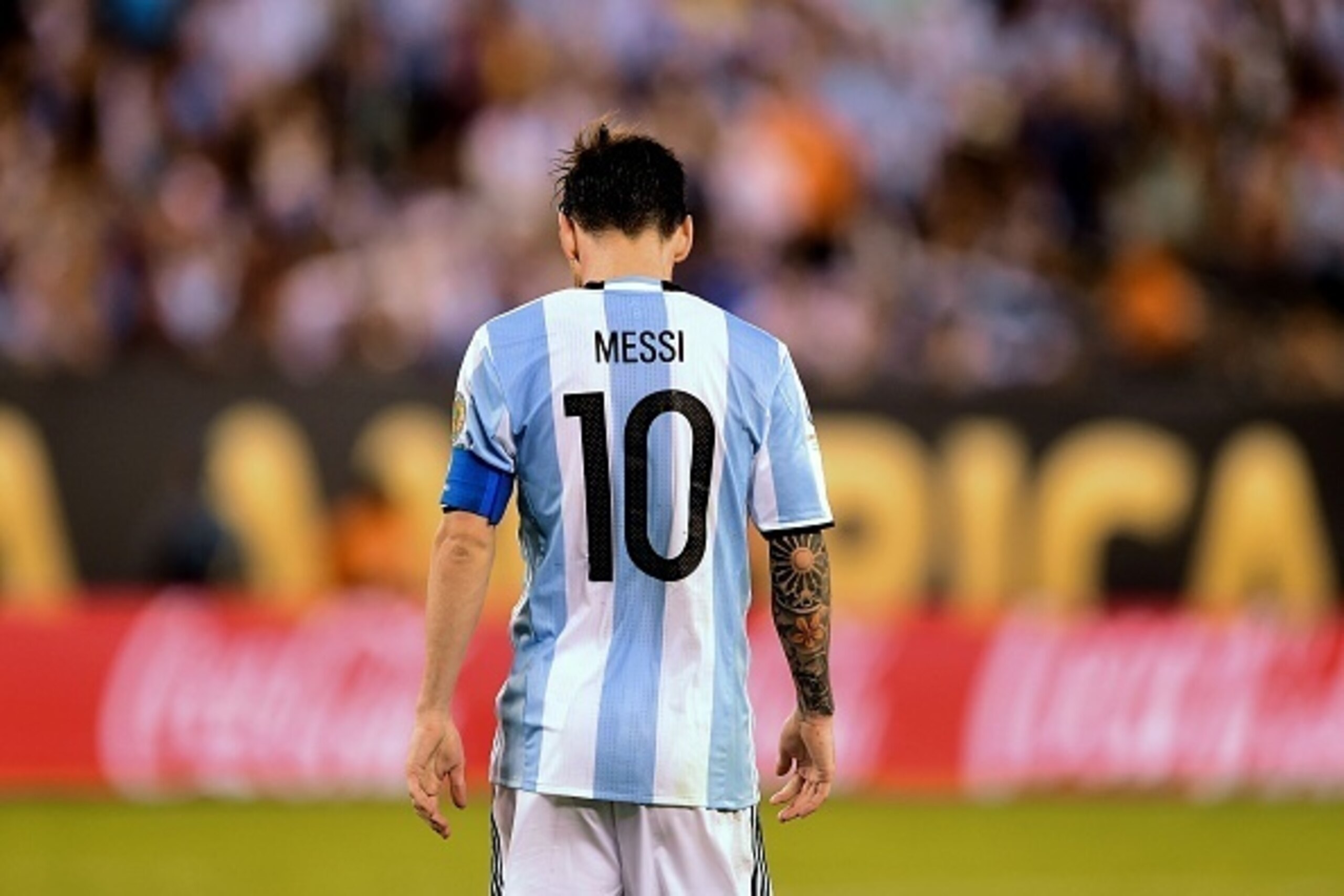 TOPSHOT - Argentina's Lionel Messi reacts during the Copa America Centenario final in East Rutherford, New Jersey, United States, on June 26, 2016. / AFP / ALFREDO ESTRELLA (Photo credit should read ALFREDO ESTRELLA/AFP/Getty Images) TOPSHOT - Argentina's Lionel Messi reacts during the Copa America Centenario final in East Rutherford, New Jersey, United States, on June 26, 2016. / AFP / ALFREDO ESTRELLA (Photo credit should read ALFREDO ESTRELLA/AFP/Getty Images)