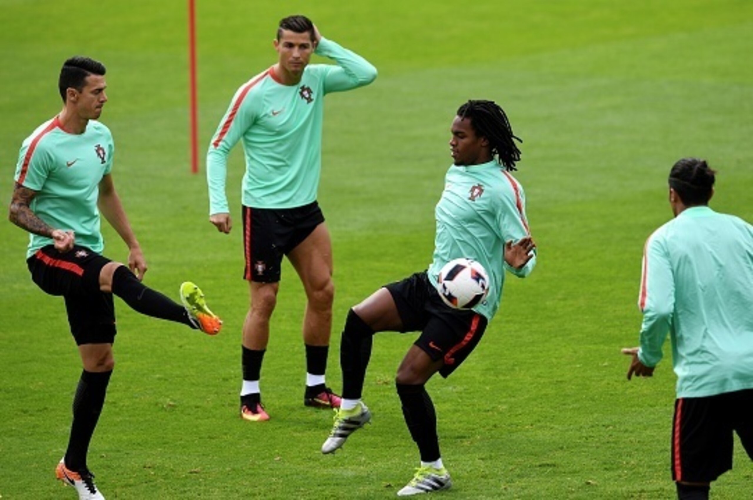 (LtoR) Portugal's defender Fonte, Portugal's forward Cristiano Ronaldo and Portugal's midfielder Renato Sanches take part in a training session at Portugal's base camp in Marcoussis, outskirts of Paris, on July 5, 2016, a day ahead of the Euro 2016 semi-f