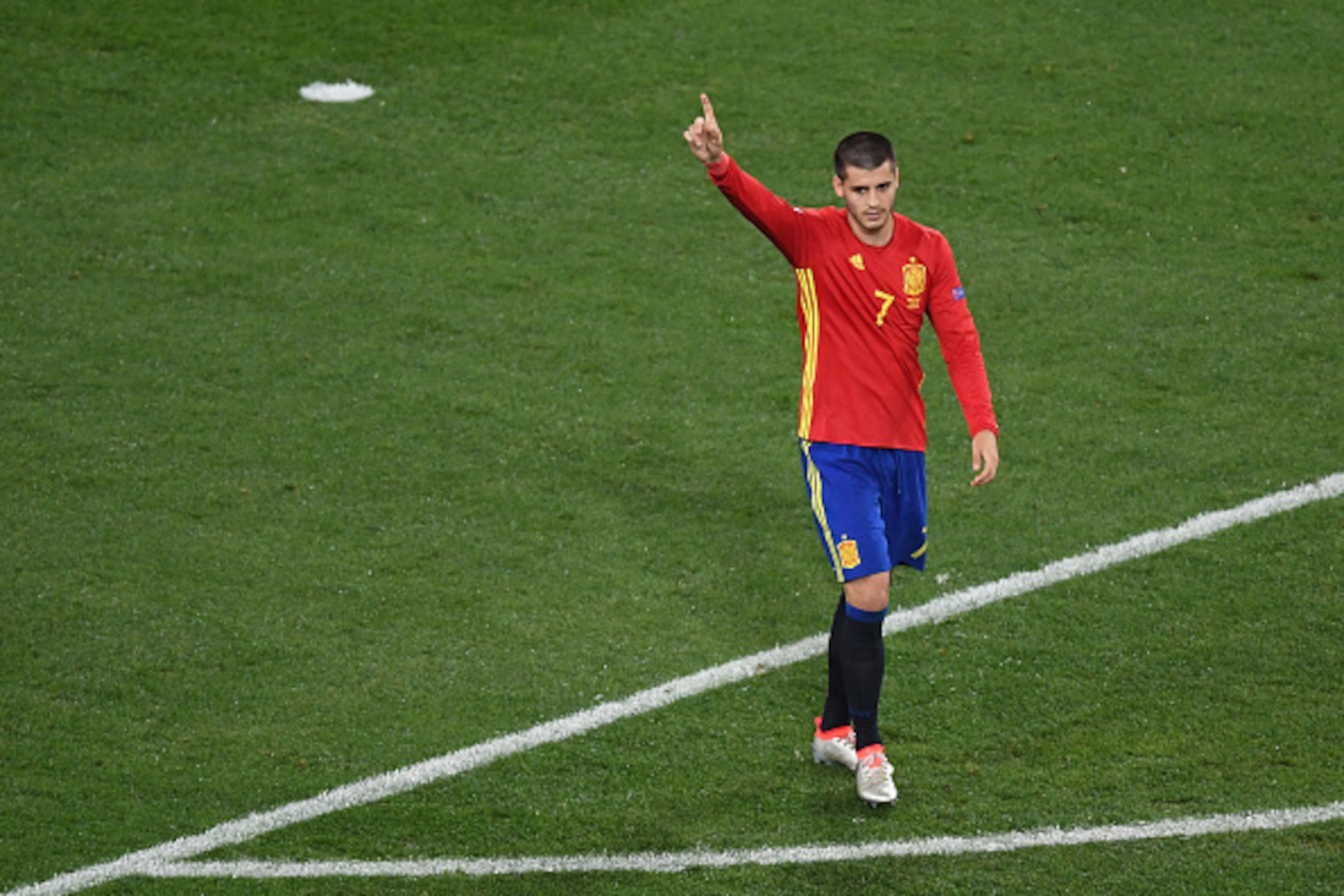 NICE, FRANCE - JUNE 17:  Alvaro Morata of Spain celebrates after scoring his second and his sides third goal during the UEFA EURO 2016 Group D match between Spain and Turkey at Allianz Riviera Stadium on June 17, 2016 in Nice, France.  (Photo by Laurence 