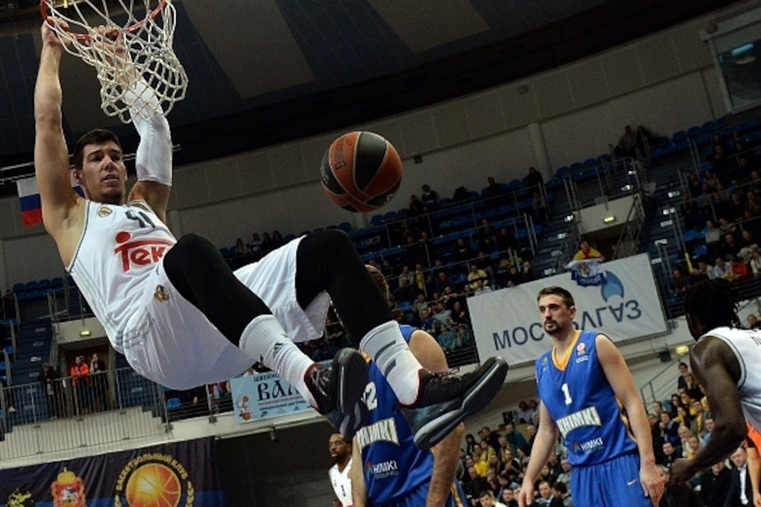 Real Madrid's Willy Hernangomez (L) scores a goal during the Euroleague basketball match between Khimki Moscow Region and Real Madrid on February 11, 2016 in Moscow. / AFP / VASILY MAXIMOV        (Photo credit should read VASILY MAXIMOV/AFP/Getty Images)