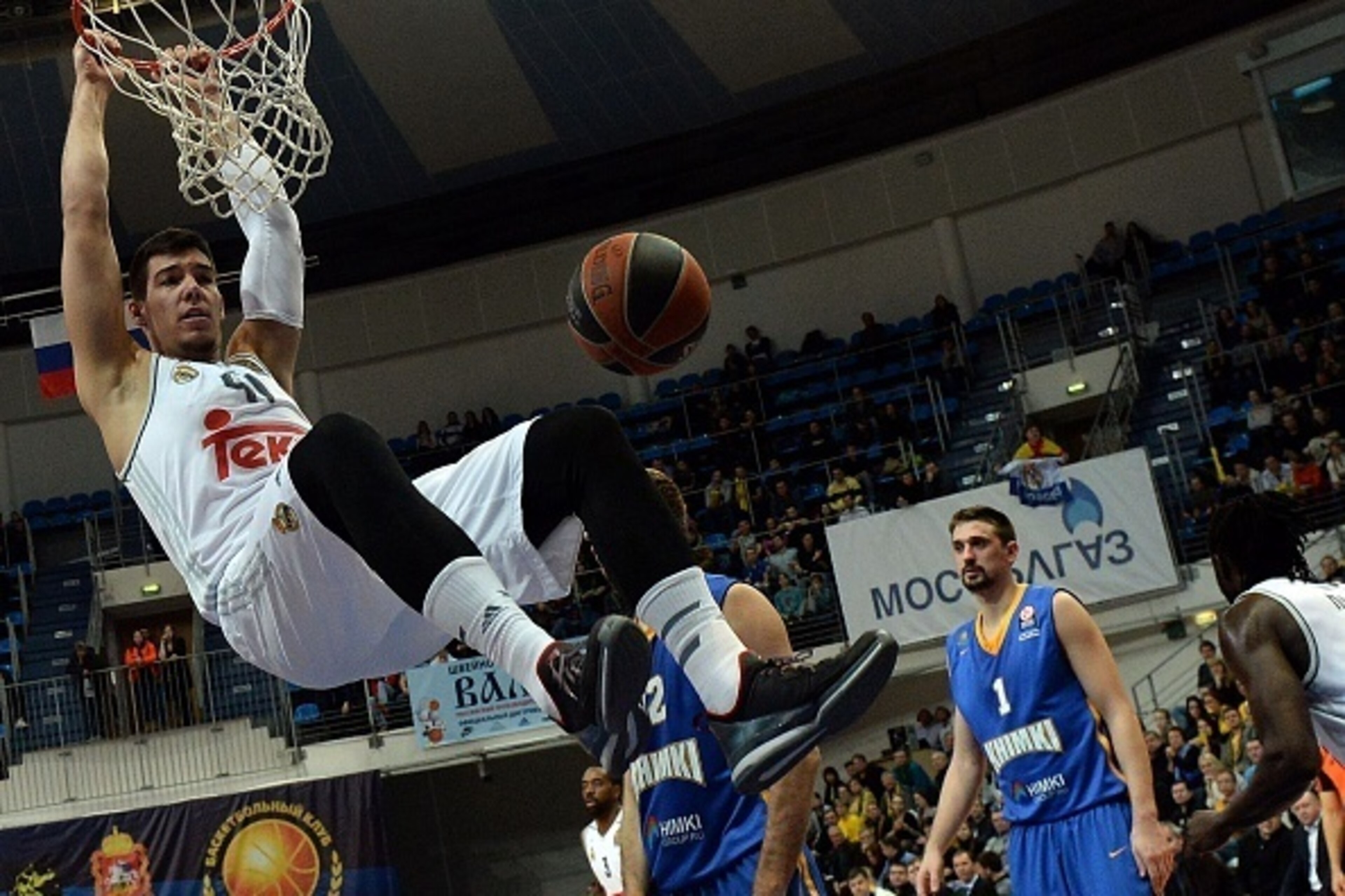 Real Madrid's Willy Hernangomez (L) scores a goal during the Euroleague basketball match between Khimki Moscow Region and Real Madrid on February 11, 2016 in Moscow. / AFP / VASILY MAXIMOV        (Photo credit should read VASILY MAXIMOV/AFP/Getty Images)
