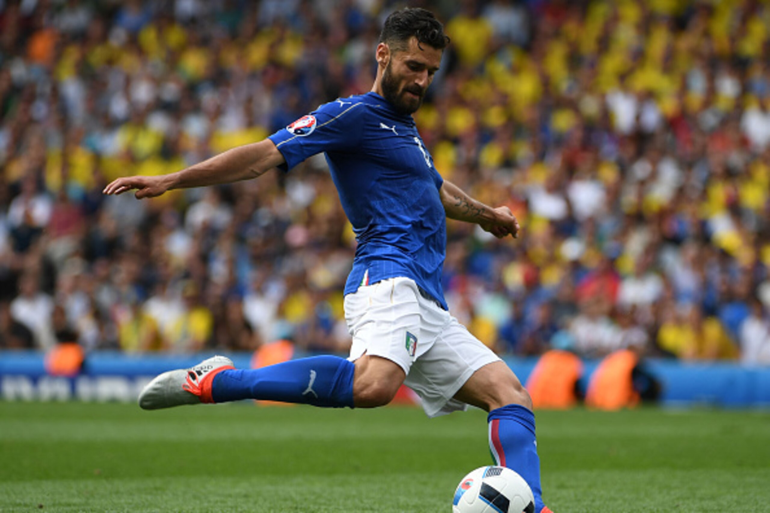 Italy's midfielder Antonio Candreva kicks the ball during the Euro 2016 group E football match between Italy and Sweden at the Stadium Municipal in Toulouse on June 17, 2016.  / AFP / PASCAL GUYOT        (Photo credit should read PASCAL GUYOT/AFP/Getty Im