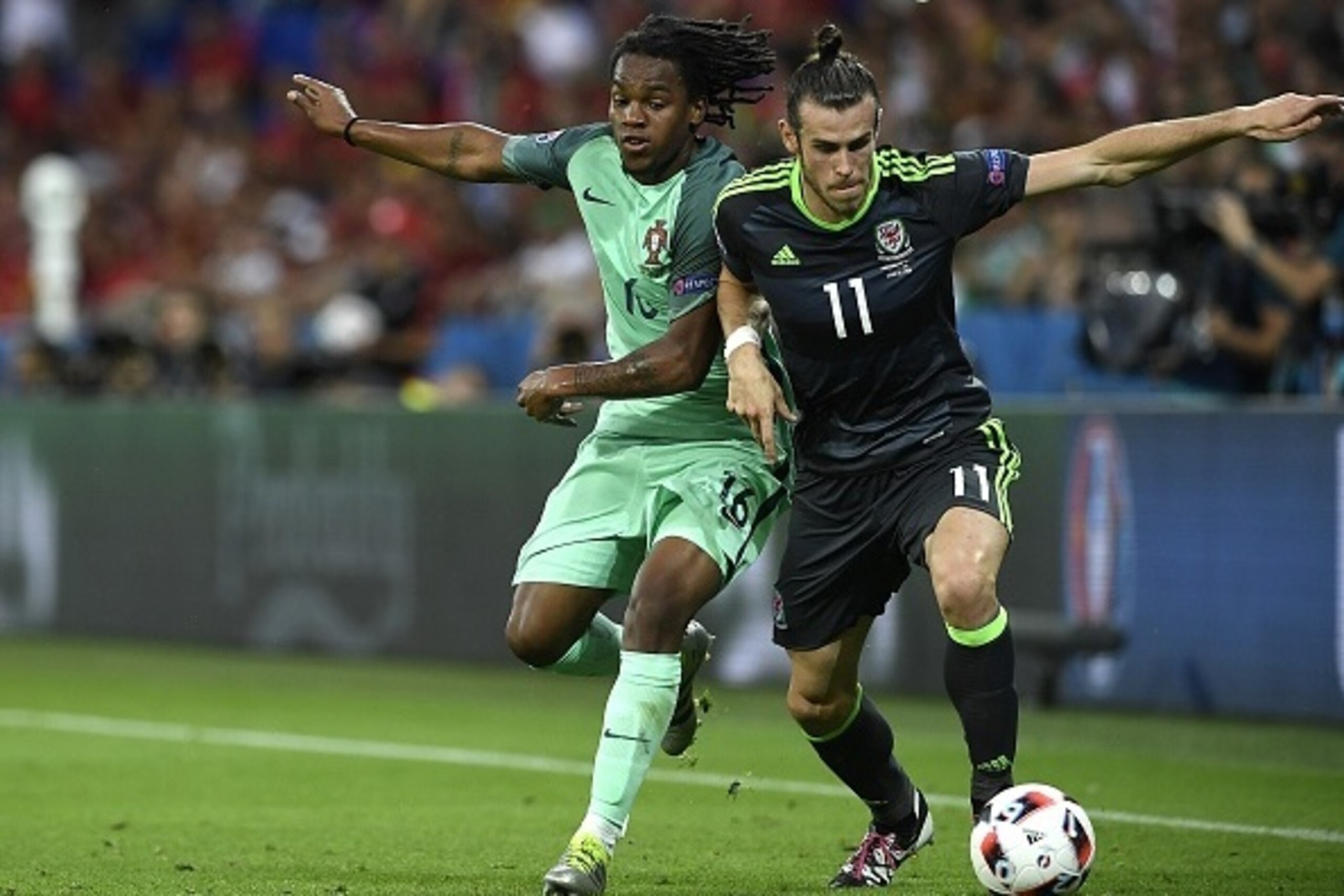 Portugal's midfielder Renato Sanches (L) vies for the ball against Wales' forward Gareth Bale during the Euro 2016 semi-final football match between Portugal and Wales at the Parc Olympique Lyonnais stadium in Décines-Charpieu, near Lyon, on July 6, 2016.