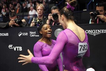 US gymnasts Margaret Nichols (R) and Simone Biles react to their bronze and gold medal placings after the Women's Floor Final at the 2015 World Gymnastics Championship in Glasgow, Scotland, on November 1, 2015.    AFP PHOTO / ANDY BUCHANAN        (Photo c