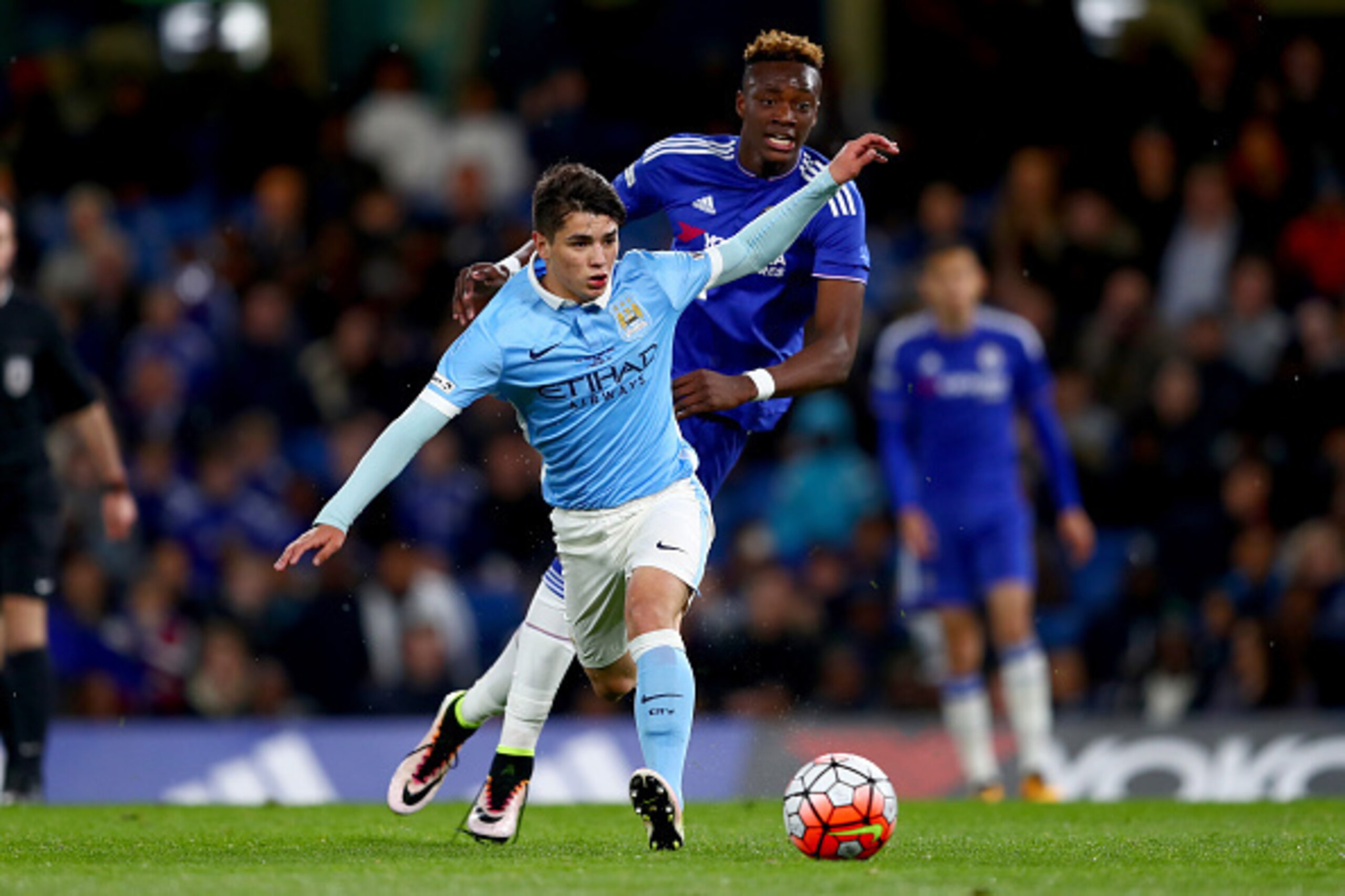 LONDON, ENGLAND - APRIL 27: Brahim Diaz of Manchester City in action during the FA Youth Cup Final - Second Leg between Chelsea and Manchester City at Stamford Bridge on April 27, 2016 in London, England.  (Photo by Clive Rose/Getty Images)