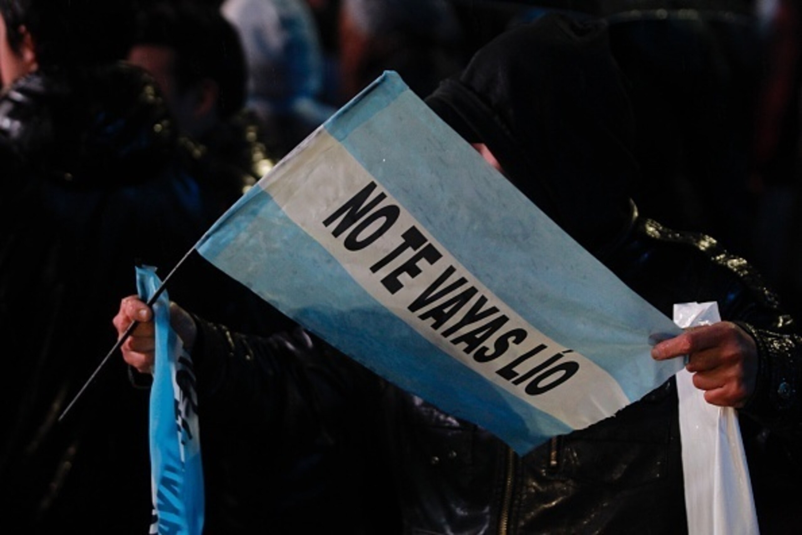 Fans of Argentine football star Lionel Messi rally under the rain asking for his return to the national team at the Obelisco in Buenos Aires on July 2, 2016.  / AFP / Emiliano Lasalvia        (Photo credit should read EMILIANO LASALVIA/AFP/Getty Images)