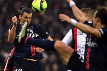 Paris Saint-Germain's Swedish forward Zlatan Ibrahimovic (L) heads the ball during the French L1 football match between Paris Saint-Germain and Nice at the Parc des Princes stadium in Paris on April 2, 2016.  AFP PHOTO / FRANCK FIFE / AFP / FRANCK FIFE   