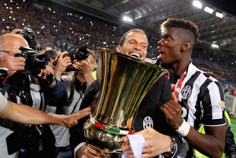 ROME, ITALY - MAY 20:  Juventus FC head coach Massimiliano Allegri and Paul Pogba celebrate with the trophy after winning the TIM Cup final match against SS Lazio at Olimpico Stadium on May 20, 2015 in Rome, Italy.  (Photo by Paolo Bruno/Getty Images)