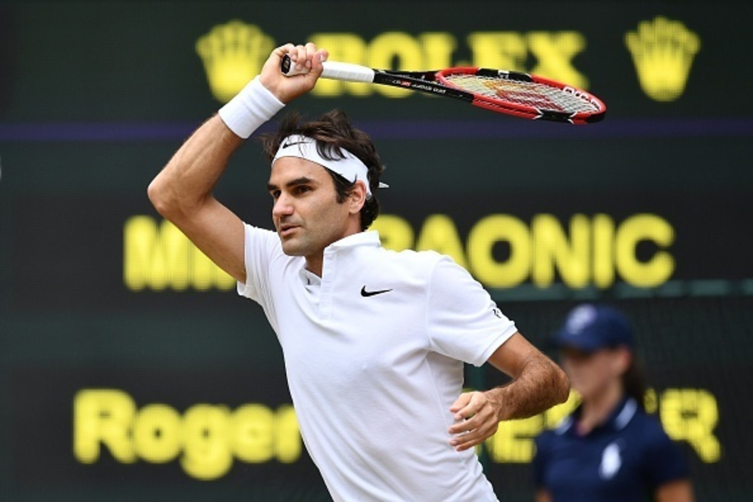 Switzerland's Roger Federer returns to Canada's Milos Raonic during their men's semi-final match on the twelfth day of the 2016 Wimbledon Championships at The All England Lawn Tennis Club in Wimbledon, southwest London, on July 8, 2016. / AFP / LEON NEAL 