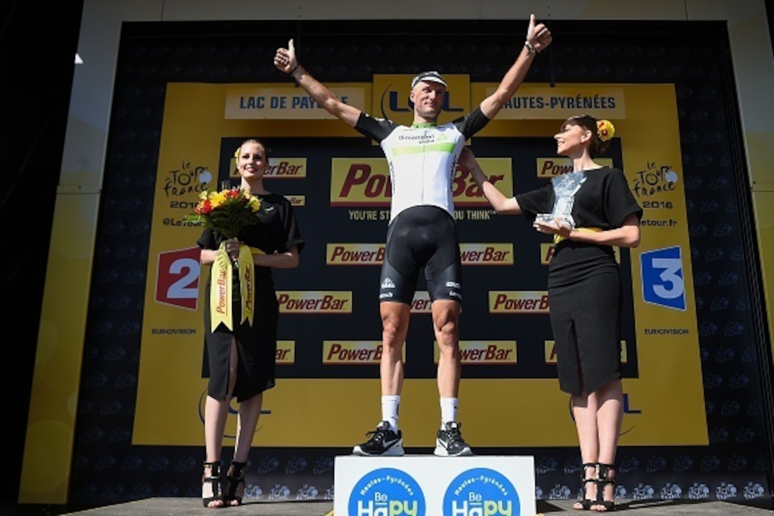 Stage winner Great Britain's Stephen Cummings celebrates on the podium after winning the 162,5 km seventh stage of the 103rd edition of the Tour de France cycling race on July 8, 2016 between L'Isle-Jourdain and Lac de Payolle.
 / AFP / LIONEL BONAVENTURE