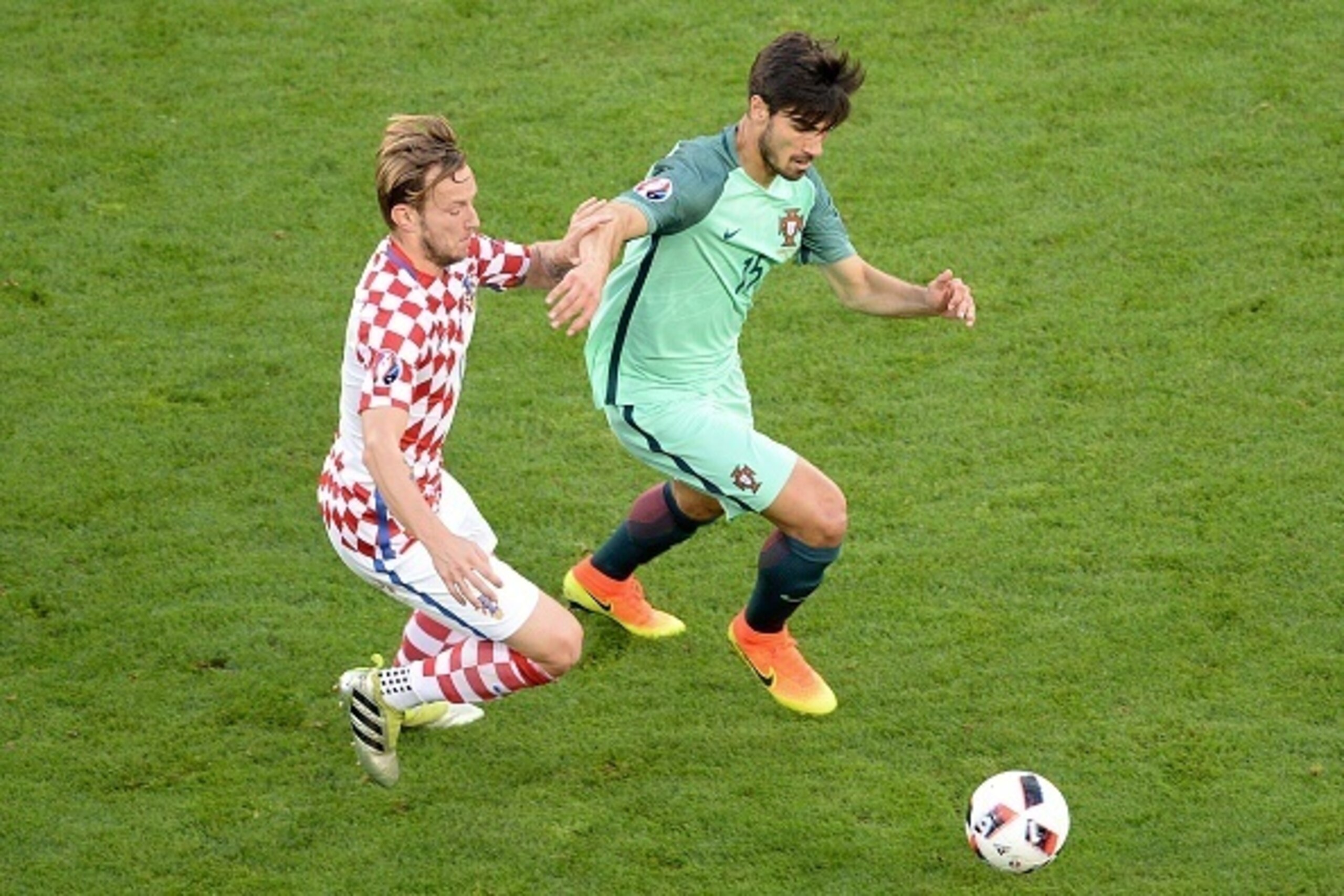 Portugal's midfielder Andre Gomes (R) vies with Croatia's midfielder Ivan Rakitic during the Euro 2016 round of sixteen football match Croatia vs Portugal, on June 25, 2016 at the Bollaert-Delelis stadium in Lens. / AFP / FRANCOIS LO PRESTI        (Photo 