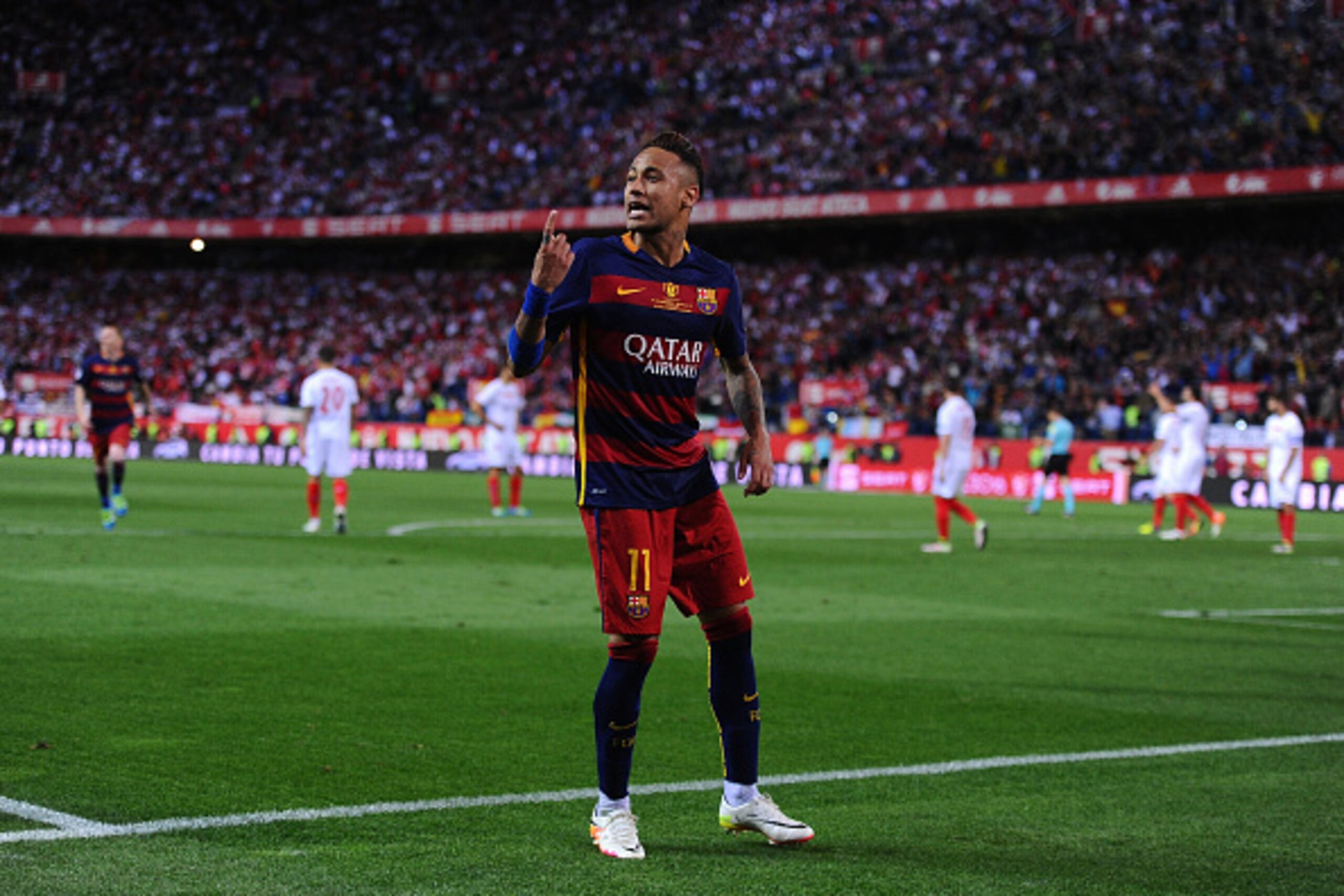 MADRID, SPAIN - MAY 22:  Neymar of FC Barcelona celebrates aftr scoring Barcelona's 2nd goal during the Copa del Rey Final between Barcelona and Sevilla at Vicente Calderon Stadium    on May 22, 2016 in Madrid, Spain.  (Photo by Denis Doyle/Getty Images)