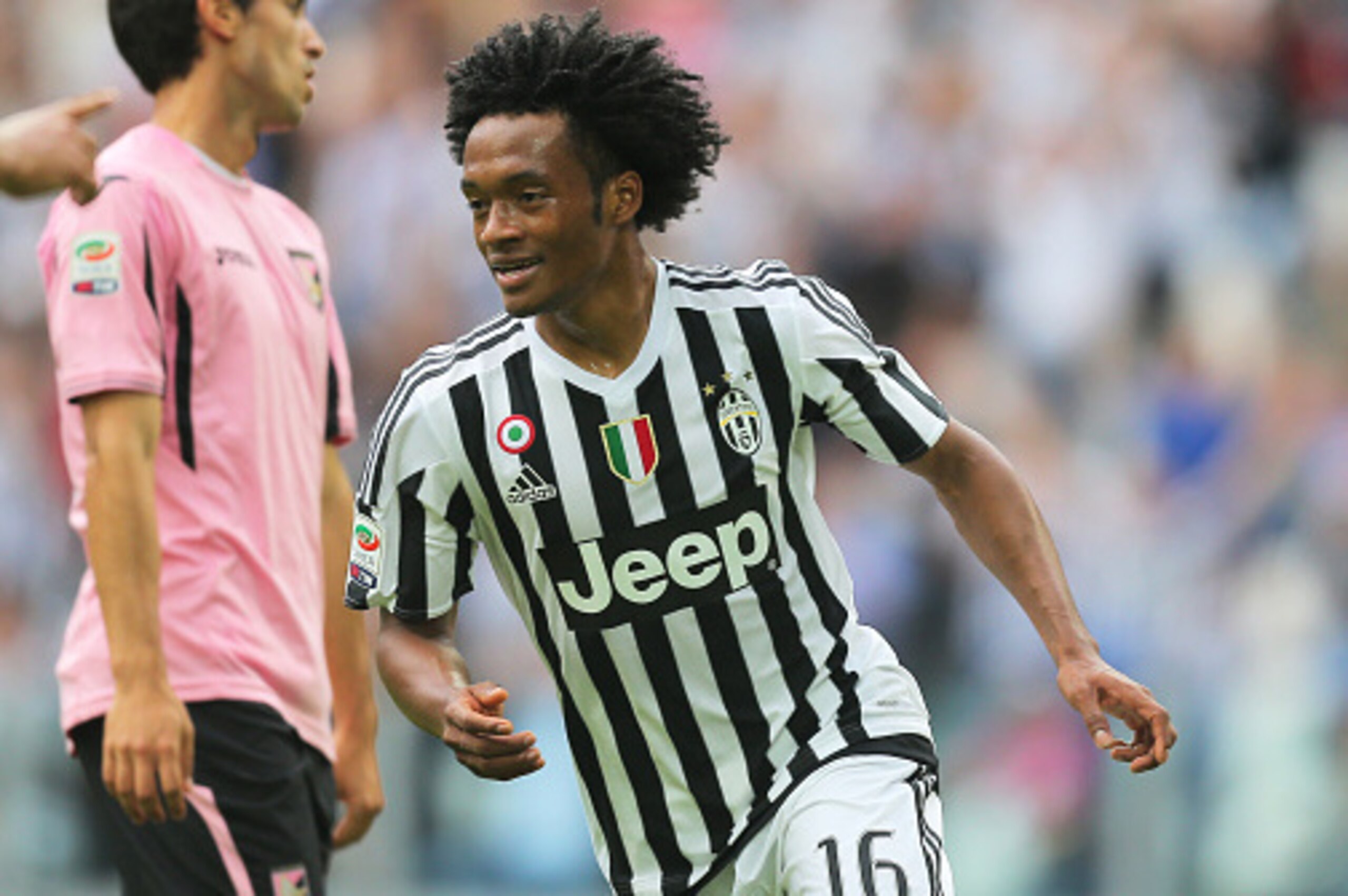 Juventus' midfielder Juan Cuadrado from Colombia celebrates after scoring with Juventus' defender Patrice Evra from France during the Italian Serie A football match Juventus vs Palermo on April 17, 2016 at the Juventus stadium in Turin.  / AFP / MARCO BER