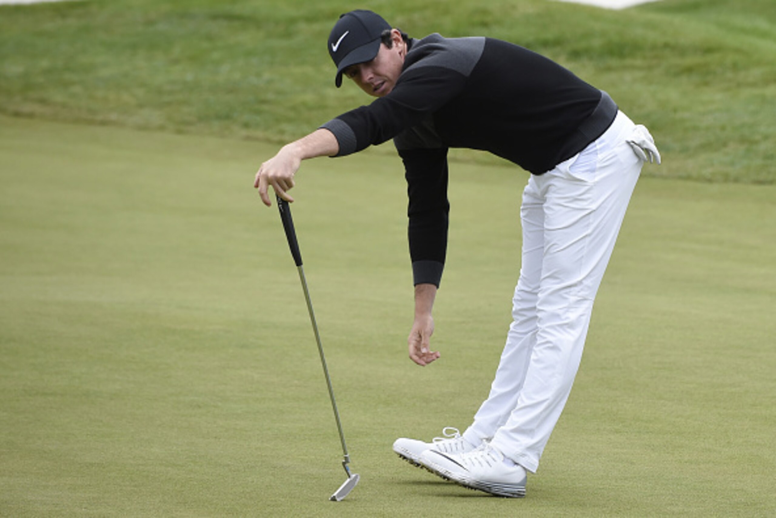Northern Ireland's Rory McIlroy reacts after missing a putt on the green of the 16th hole during the last round of the 100th French Golf Open on July 3, 2016 at Le Golf National in Guyancourt, near Paris.  / AFP / DOMINIQUE FAGET        (Photo credit shou