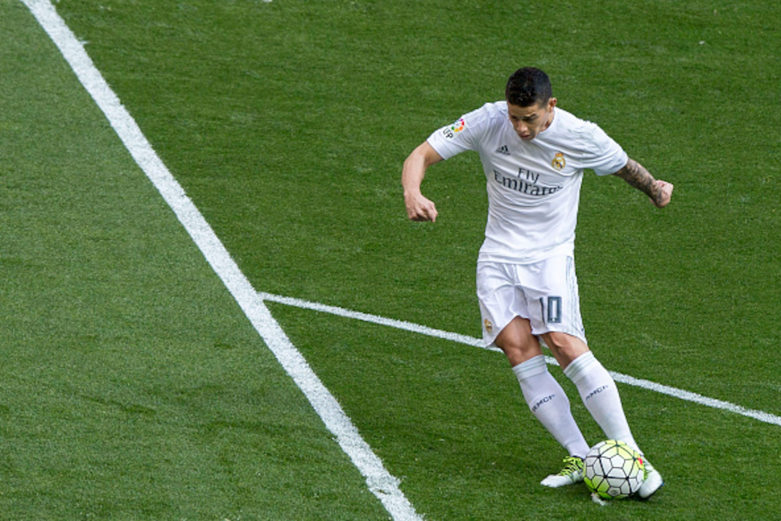 MADRID, SPAIN - APRIL 09: James Rodriguez of Real Madrid CF scores their opening goal from a penalty shot during the La Liga match between Real Madrid CF and SD Eibar at Estadio Santiago Bernabeu on April 9, 2016 in Madrid, Spain.  (Photo by Gonzalo Arroy