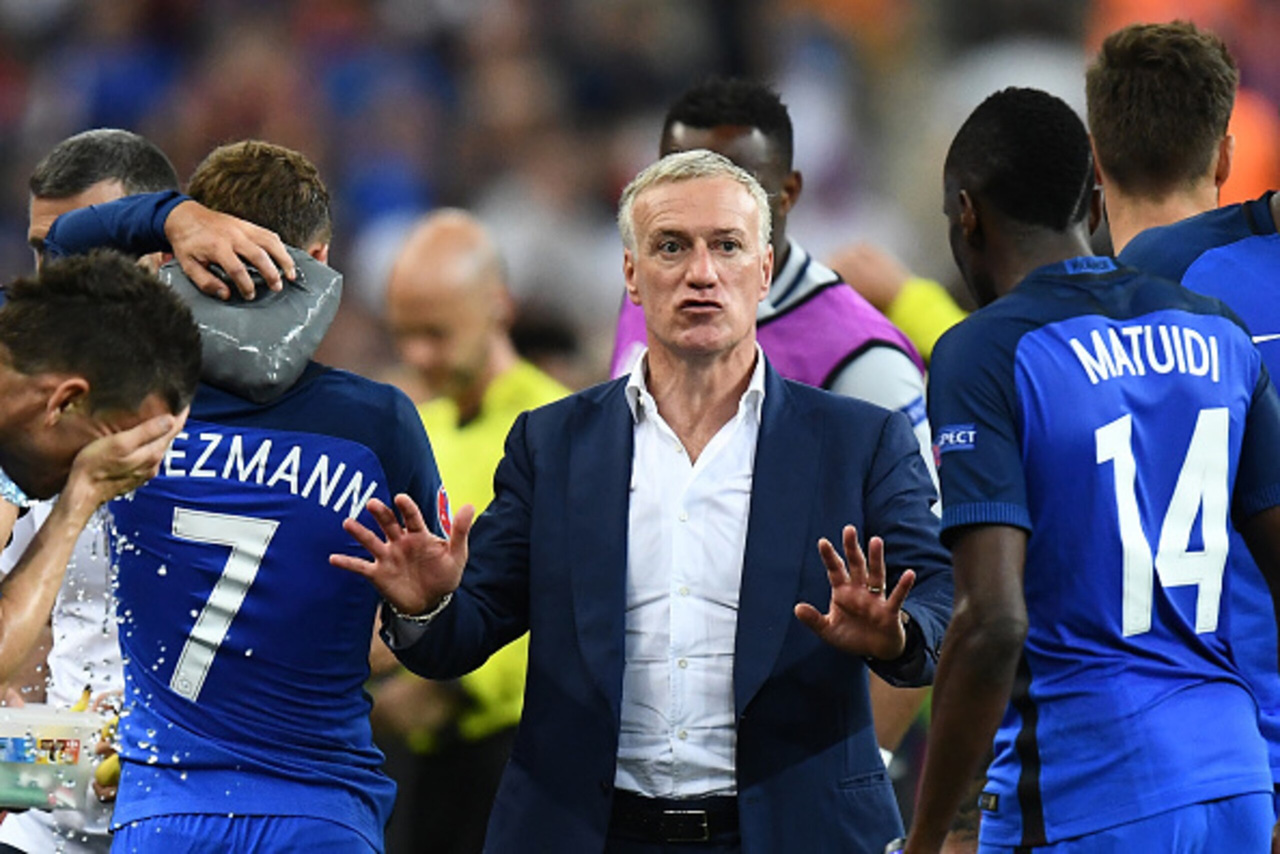 France's coach Didier Deschamps speaks to the players during the Euro 2016 final football match between France and Portugal at the Stade de France in Saint-Denis, north of Paris, on July 10, 2016. / AFP / FRANCK FIFE (Photo credit should read FRANC France's coach Didier Deschamps speaks to the players during the Euro 2016 final football match between France and Portugal at the Stade de France in Saint-Denis, north of Paris, on July 10, 2016. / AFP / FRANCK FIFE (Photo credit should read FRANC