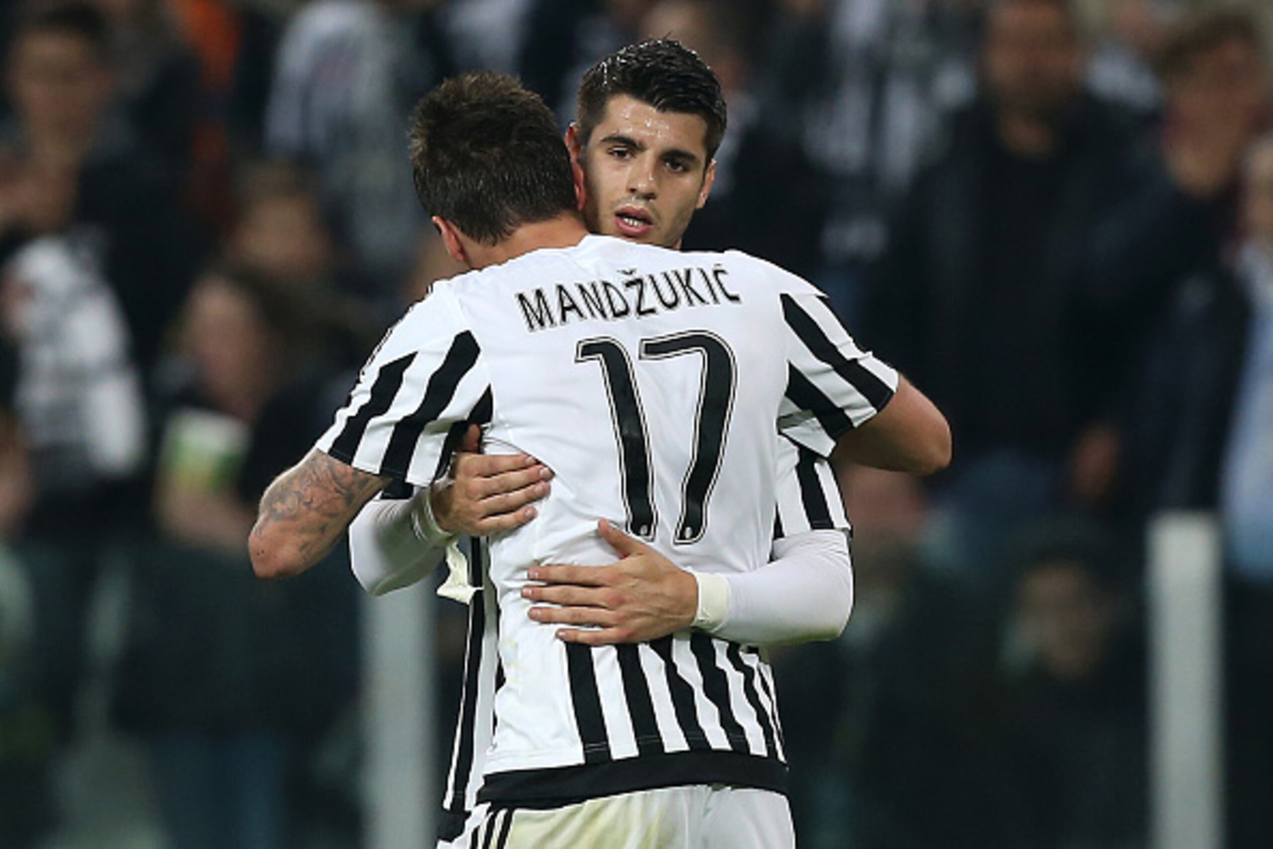 Juventus' forward Mario Mandzukic from Croatia celebrates after scoring with teammate Juventus' forward Alvaro Morata from Spain during the Italian Serie A football match Juventus Vs Empoli on April 2, 2016 at the 'Juventus Stadium' in Turin. / AFP / MARC