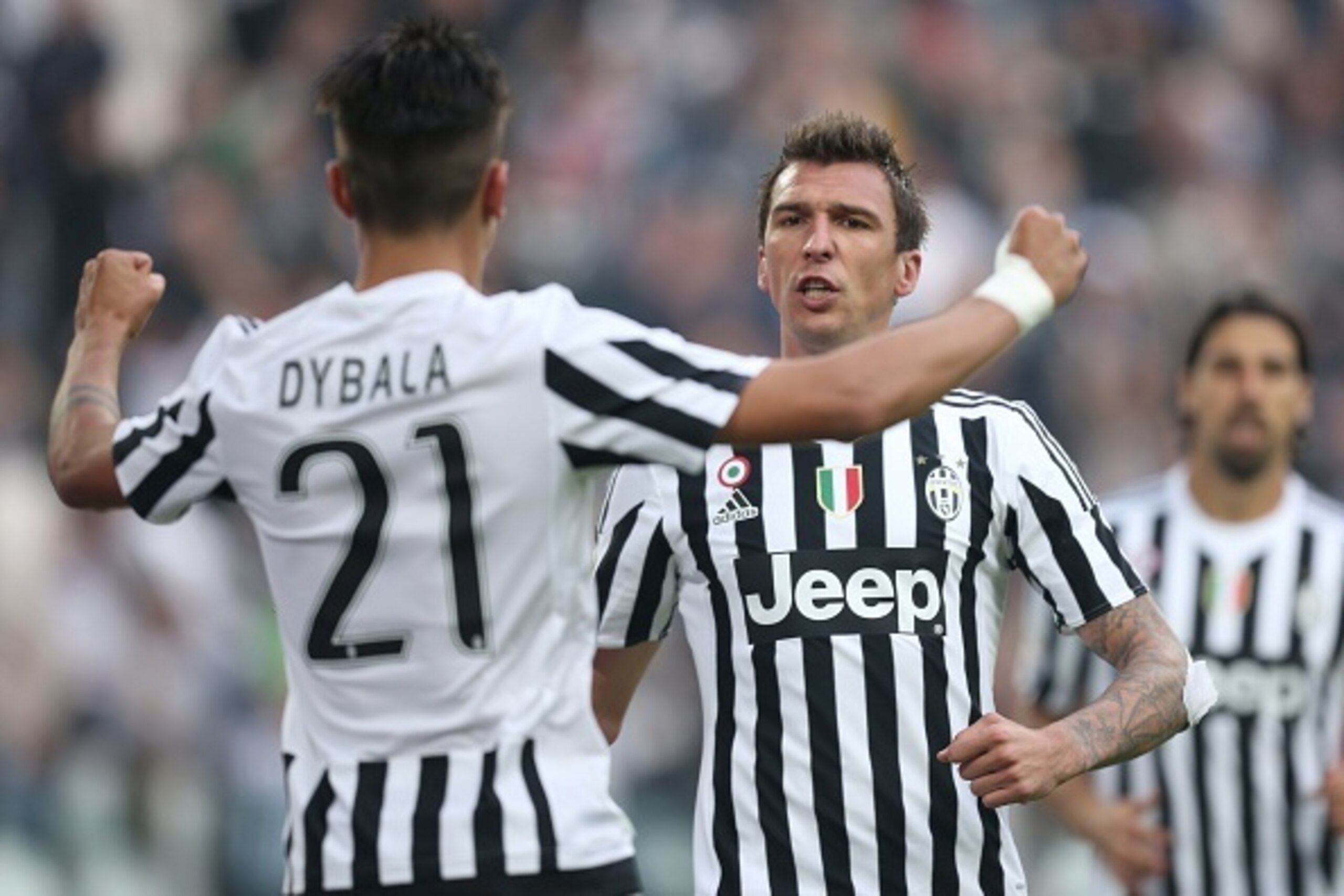 Juventus' forward Mario Mandzukic from Croatia (R) celebrates with Juventus' forward from Argentina Paulo Dybala after scoring during the Italian Serie A football match Juventus Vs Atalanta on October 25, 2015 at the 'Juventus Stadium' in Turin.  AFP PHOT