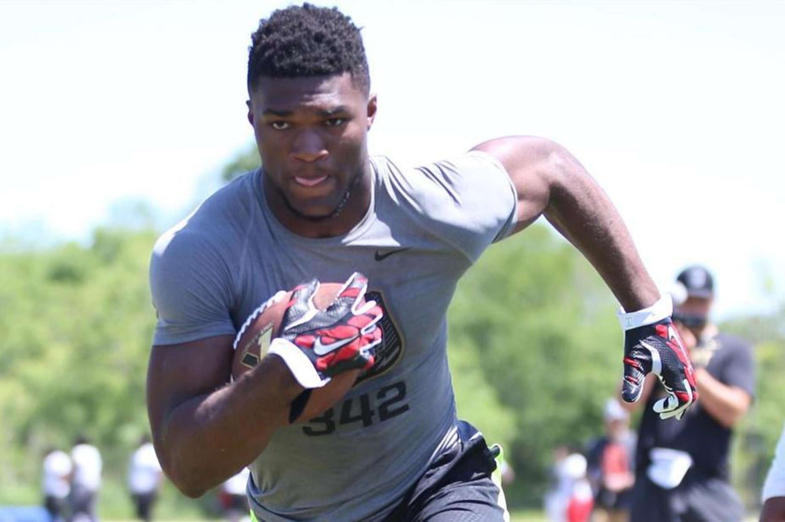Mississippi RB Cam Akers is strongly considering Ohio State.