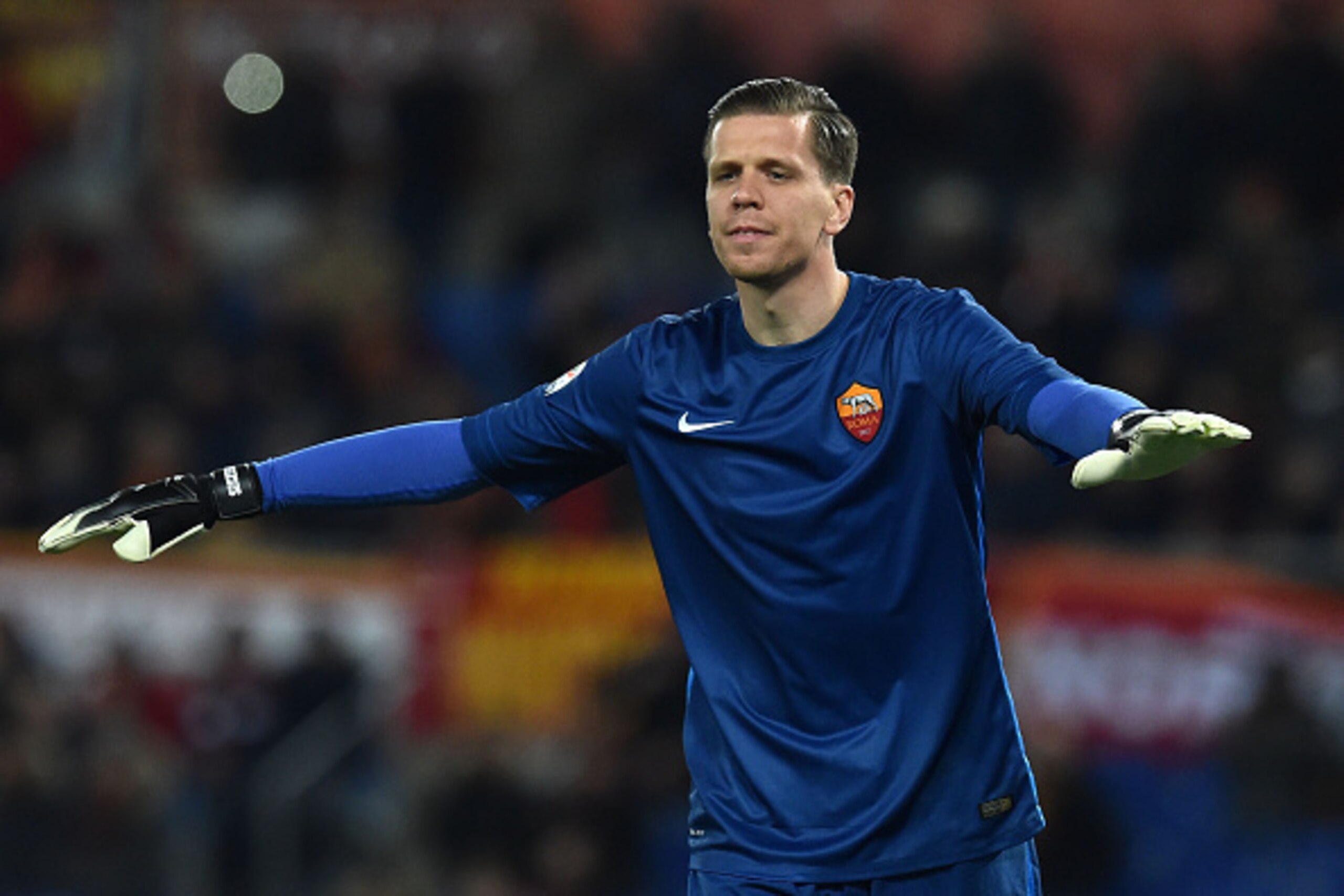 ROME, ITALY - MARCH 04: Wojciech Szczesny of AS Roma in action during the Serie A match between AS Roma and ACF Fiorentina at Stadio Olimpico on March 4, 2016 in Rome, Italy.  (Photo by Giuseppe Bellini/Getty Images)