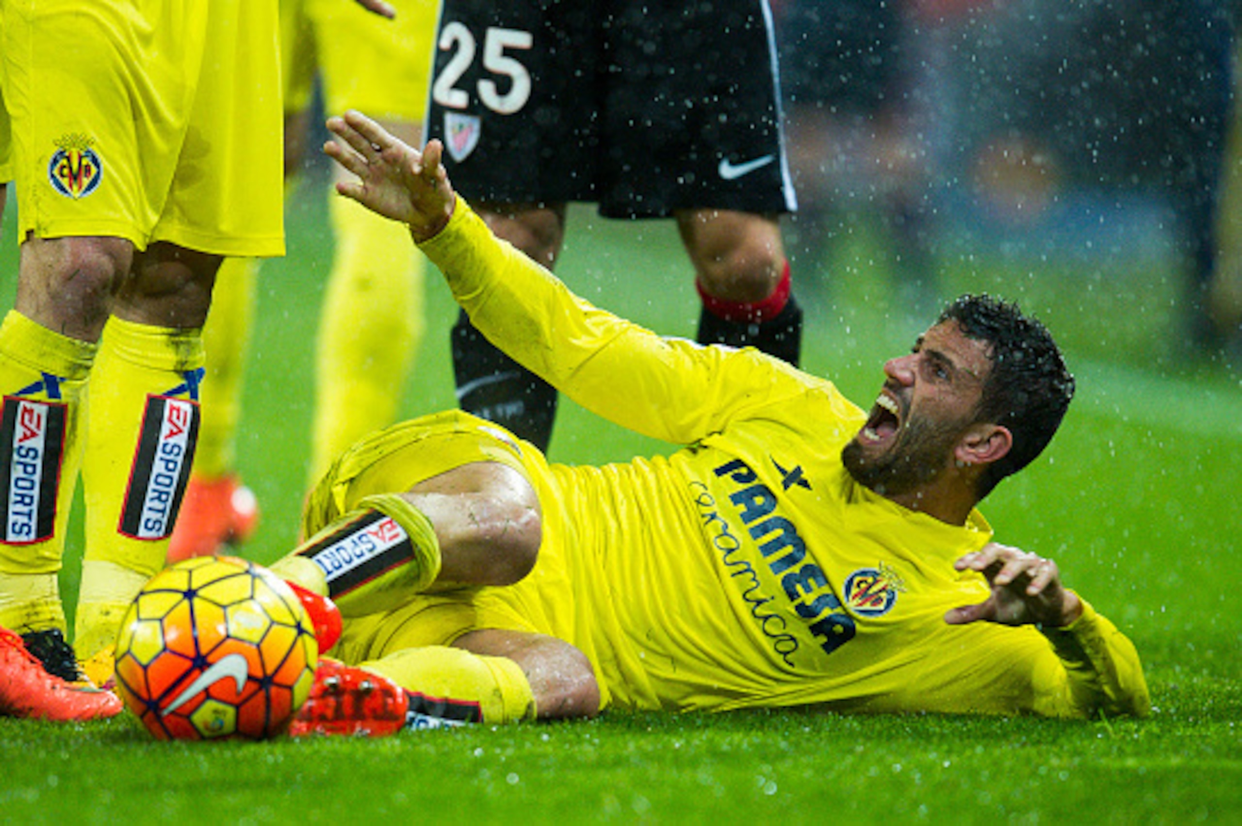 BILBAO, SPAIN - FEBRUARY 06: Mateo Musacchio of Villarreal CF reacts during the La Liga match between Athletic Club Bilbao and Villarreal CF at San Mames Stadium on February 6, 2016 in Bilbao, Spain.  (Photo by Juan Manuel Serrano Arce/Getty Images)