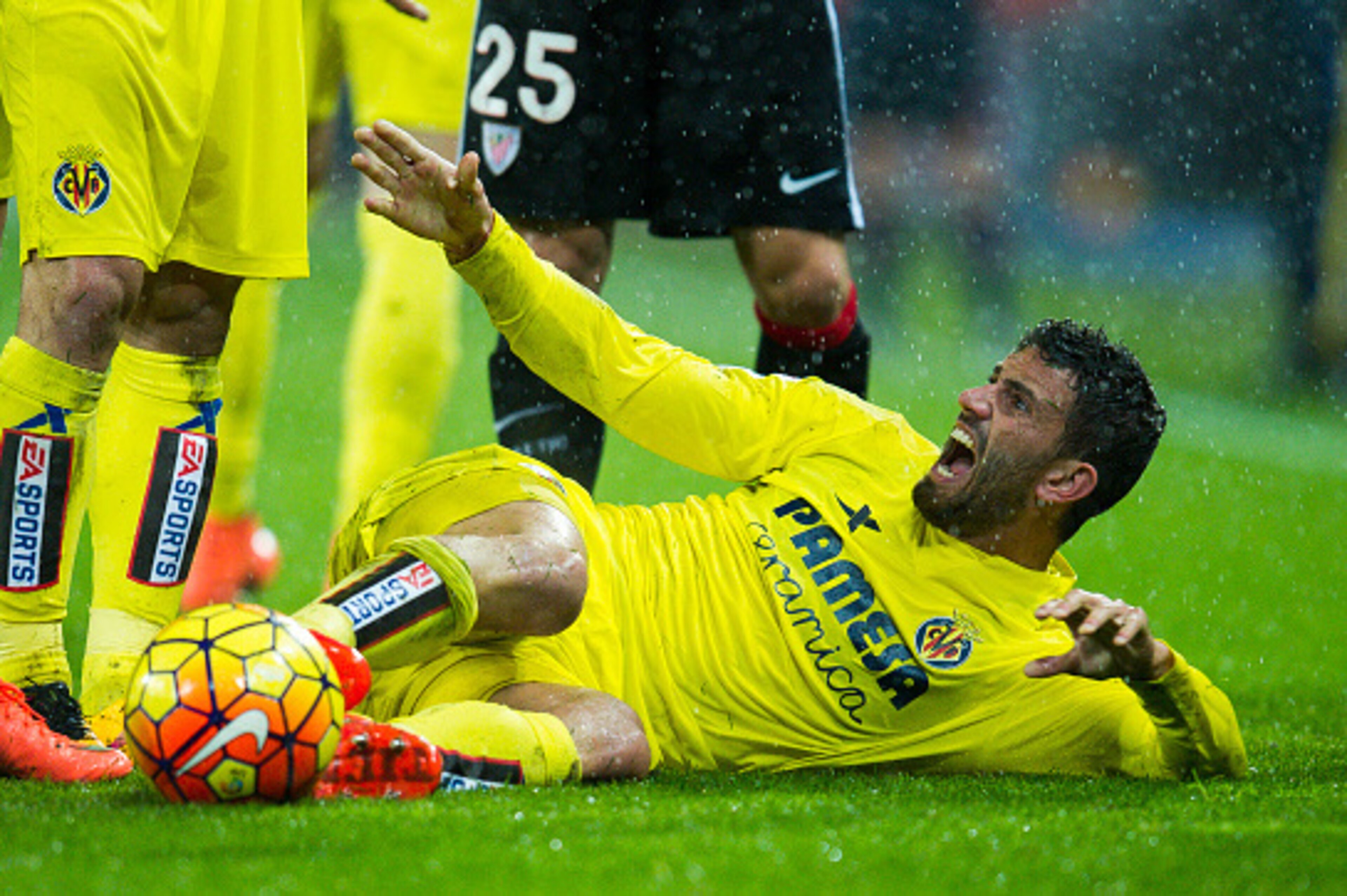 BILBAO, SPAIN - FEBRUARY 06: Mateo Musacchio of Villarreal CF reacts during the La Liga match between Athletic Club Bilbao and Villarreal CF at San Mames Stadium on February 6, 2016 in Bilbao, Spain.  (Photo by Juan Manuel Serrano Arce/Getty Images)