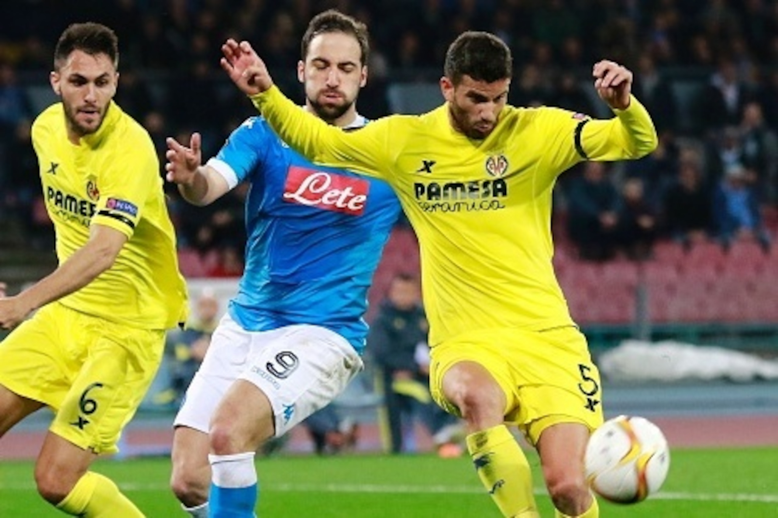 Napoli's Argentinian-French forward Gonzalo Higuain fights for the ball with Villareal's Spanish defender Victor Ruiz (L) and Villareal's Argentinian defender Mateo Musacchio during the UEFA Europa League Round of 32 second leg football match SSC Napoli v