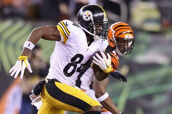 CINCINNATI, OH - JANUARY 09:  Antonio Brown #84 of the Pittsburgh Steelers runs with the ball in the second half against the Cincinnati Bengals during the AFC Wild Card Playoff game at Paul Brown Stadium on January 9, 2016 in Cincinnati, Ohio.  (Photo by 