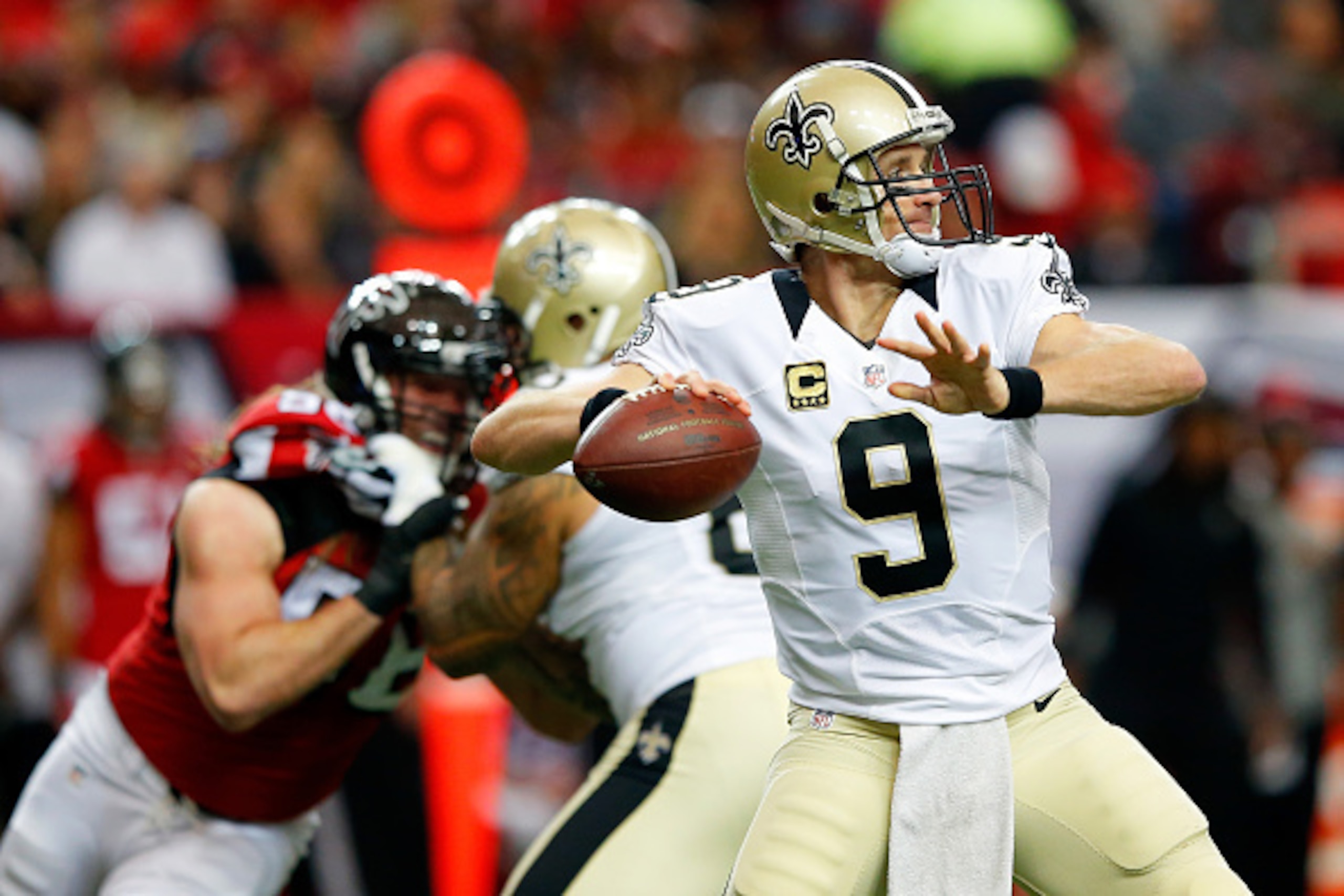 ATLANTA, GA - JANUARY 03:  Drew Brees #9 of the New Orleans Saints drops back to pass during the first half against the Atlanta Falcons at the Georgia Dome on January 3, 2016 in Atlanta, Georgia.  (Photo by Kevin C. Cox/Getty Images)