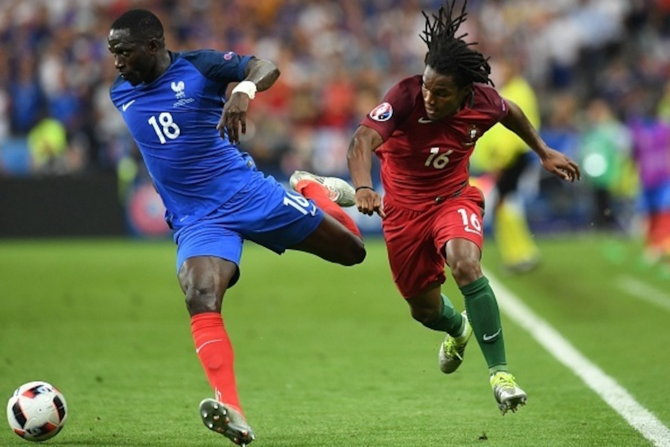 France's midfielder Moussa Sissoko (L) and Portugal's midfielder Renato Sanches fight for the ball during the Euro 2016 final football match between Portugal and France at the Stade de France in Saint-Denis, north of Paris, on July 10, 2016. / AFP / FRANC