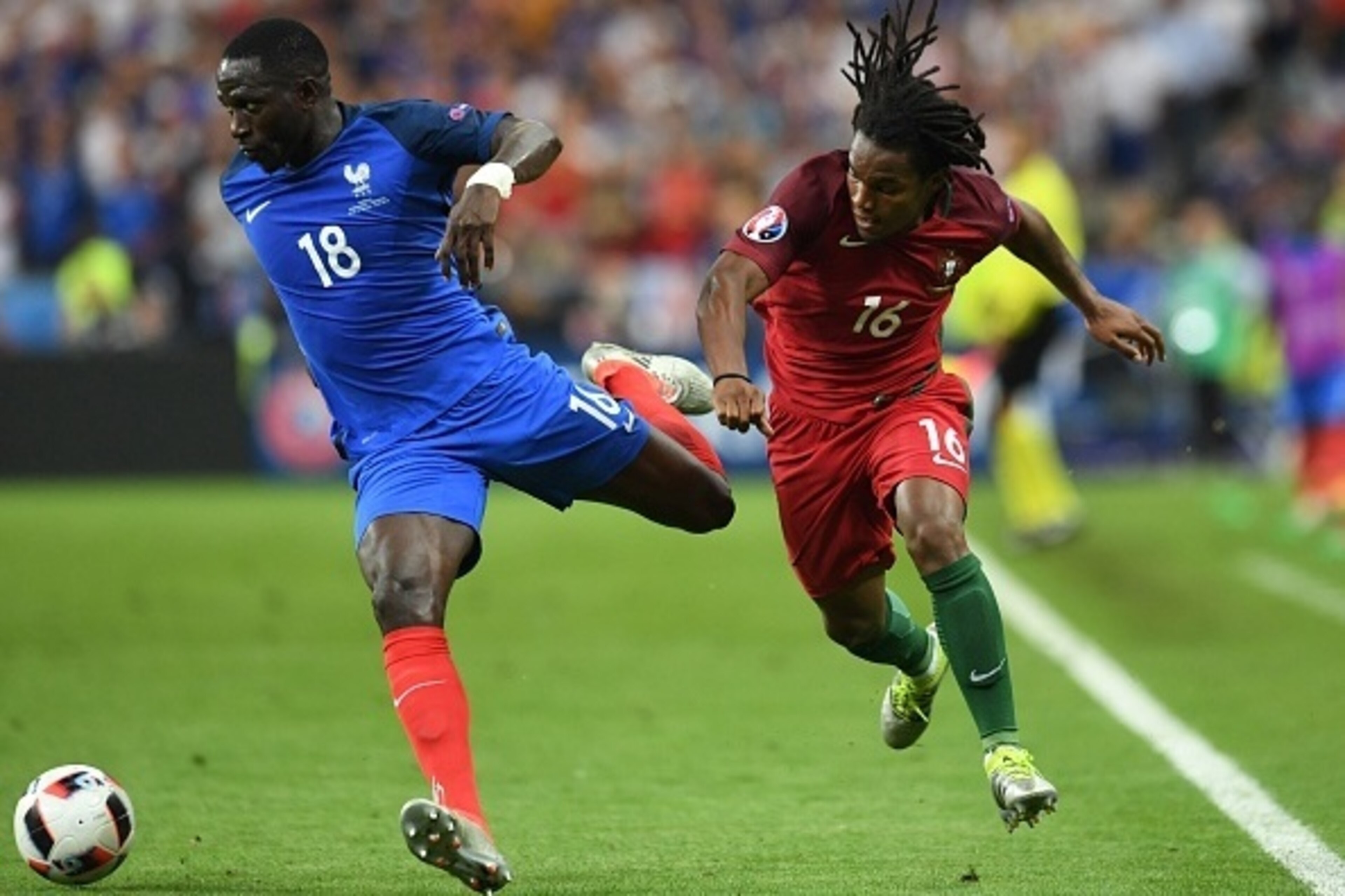 France's midfielder Moussa Sissoko (L) and Portugal's midfielder Renato Sanches fight for the ball during the Euro 2016 final football match between Portugal and France at the Stade de France in Saint-Denis, north of Paris, on July 10, 2016. / AFP / FRANC France's midfielder Moussa Sissoko (L) and Portugal's midfielder Renato Sanches fight for the ball during the Euro 2016 final football match between Portugal and France at the Stade de France in Saint-Denis, north of Paris, on July 10, 2016. / AFP / FRANC