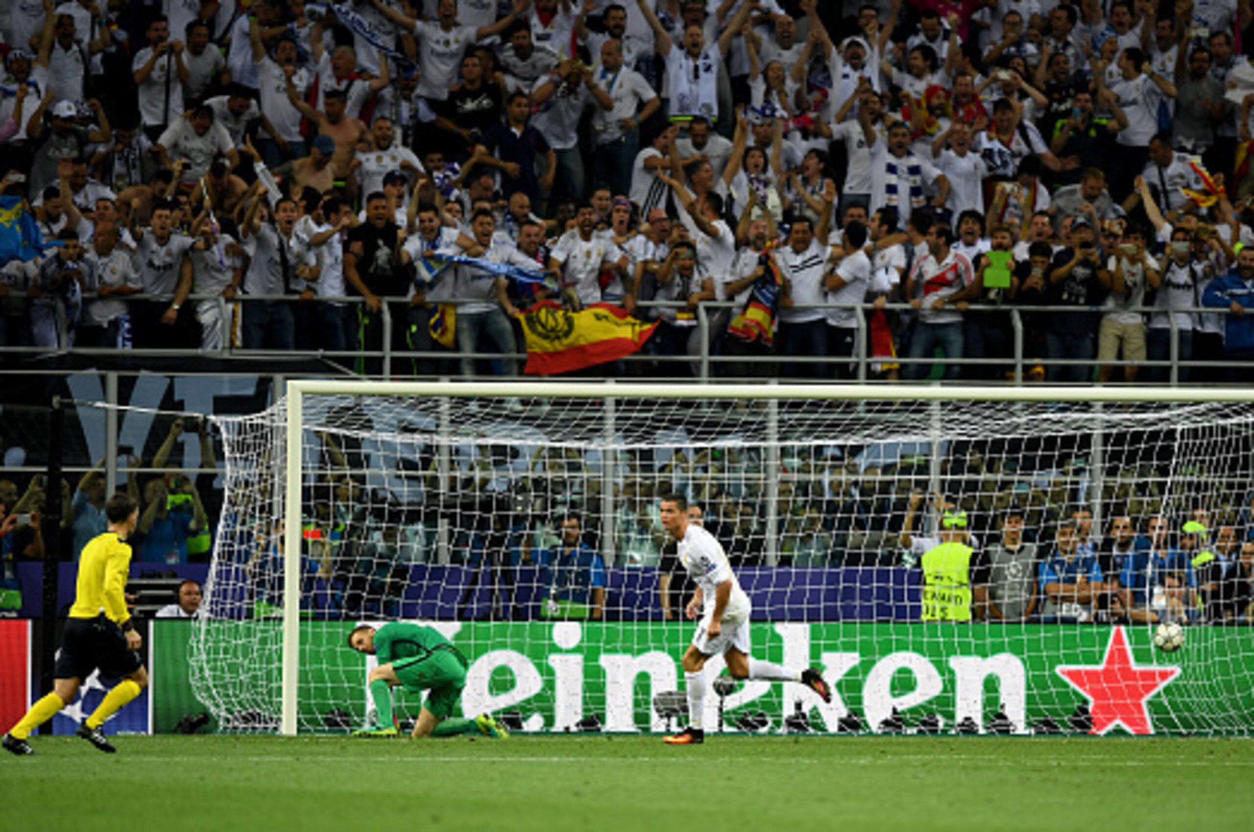 MILAN, ITALY - MAY 28:  Cristiano Ronaldo of Real Madrid celebrates after scoring the winning penalty in the penalty shoot out during the UEFA Champions League Final match between Real Madrid and Club Atletico de Madrid at Stadio Giuseppe Meazza on May 28
