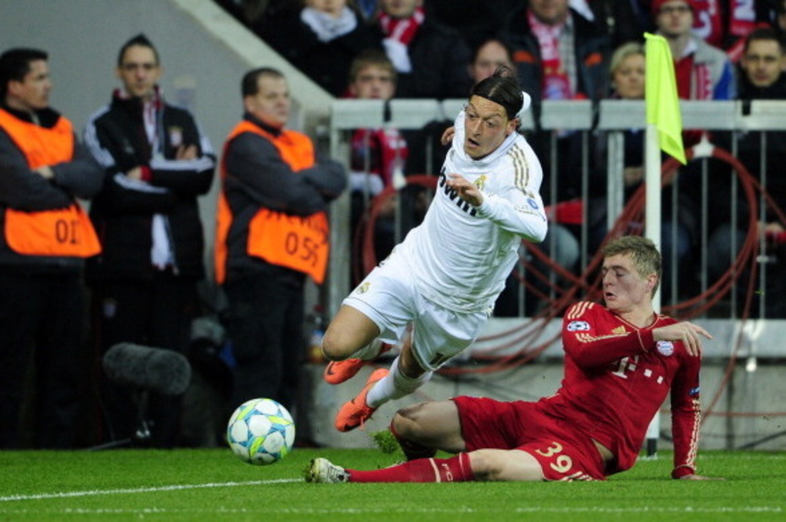 Real Madrid's German midfielder Mesut Oezil (L) and Bayern Munich's midfielder Toni Kroos vie for the ball during the UEFA Champions League first-leg semi-final football match Bayern Muenchen vs Real Madrid in Munich, southern Germany, on April 17, 2012. 