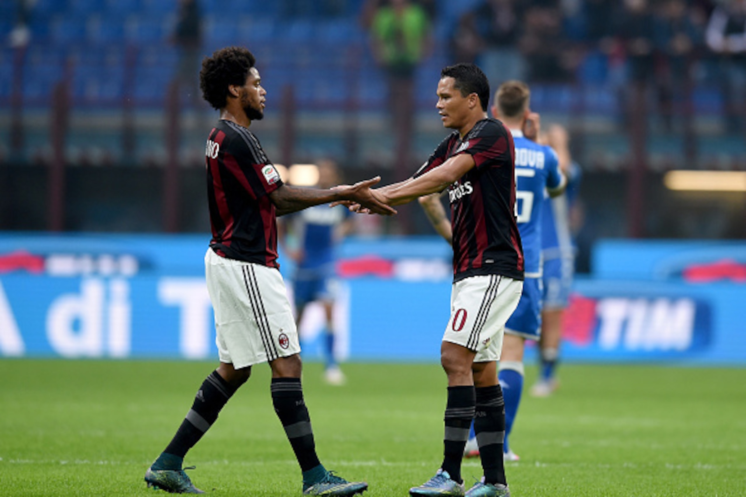 MILAN, ITALY - OCTOBER 25:  Luiz Adriano (L) and Carlos Bacca of AC Milan celebrate at the end of the Serie A match between AC Milan and US Sassuolo Calcio at Stadio Giuseppe Meazza on October 25, 2015 in Milan, Italy.  (Photo by Claudio Villa/Getty Image