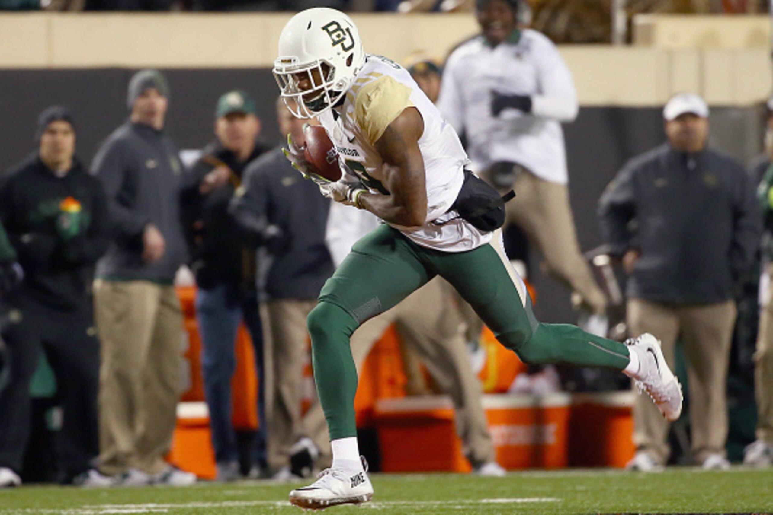 STILLWATER, OK - NOVEMBER 21:  KD Cannon #9 of the Baylor Bears pulls in a touchdown pass against the Oklahoma State Cowboys in the second half at Boone Pickens Stadium on November 21, 2015 in Stillwater, Oklahoma.  (Photo by Tom Pennington/Getty Images)