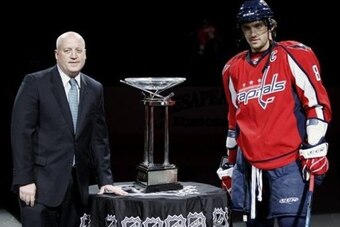 Alex Ovechkin accepts Washingon's 2010 Presidents' Trophy.