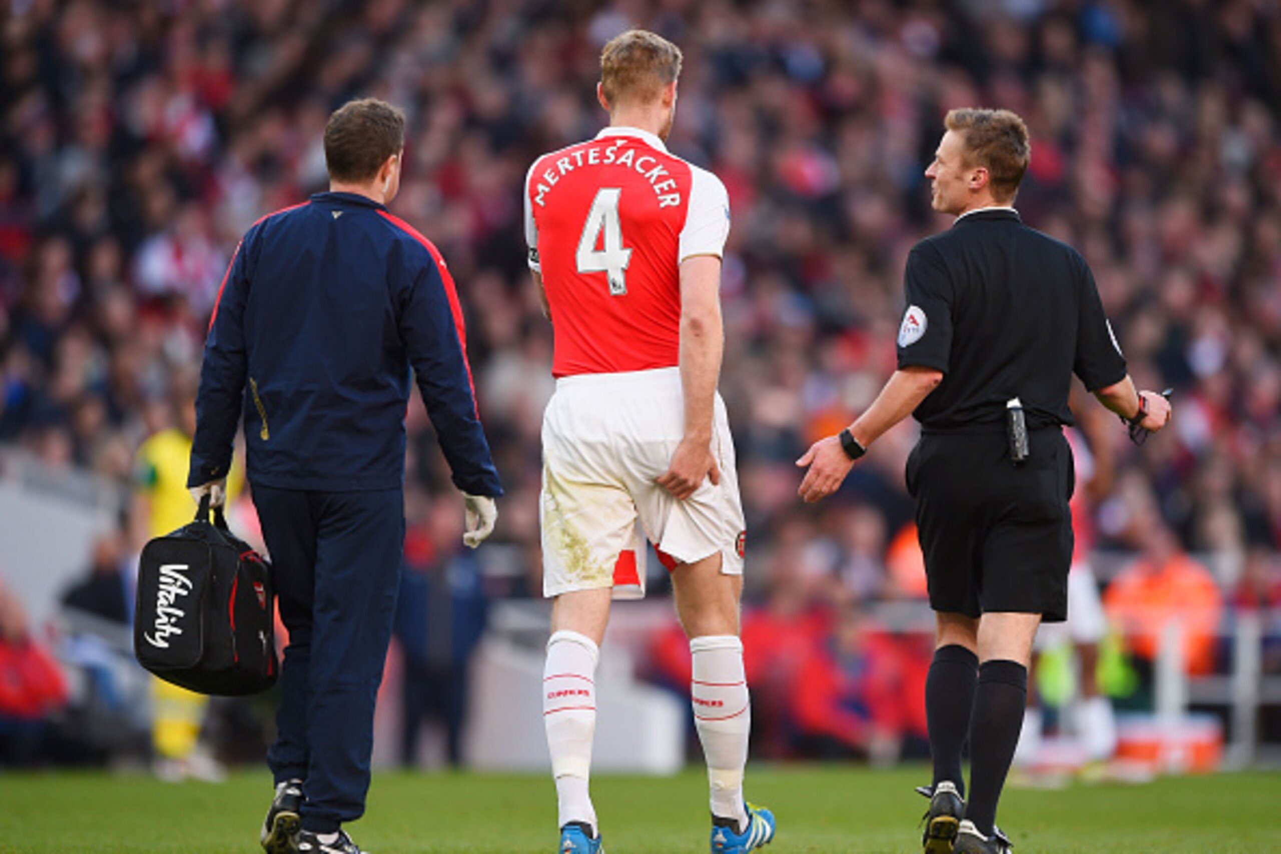 LONDON, ENGLAND - APRIL 30: Per Mertesacker of Arsenal leaves the field injured during the Barclays Premier League match between Arsenal and Norwich City at The Emirates Stadium on April 30, 2016 in London, England  (Photo by Mike Hewitt/Getty Images)