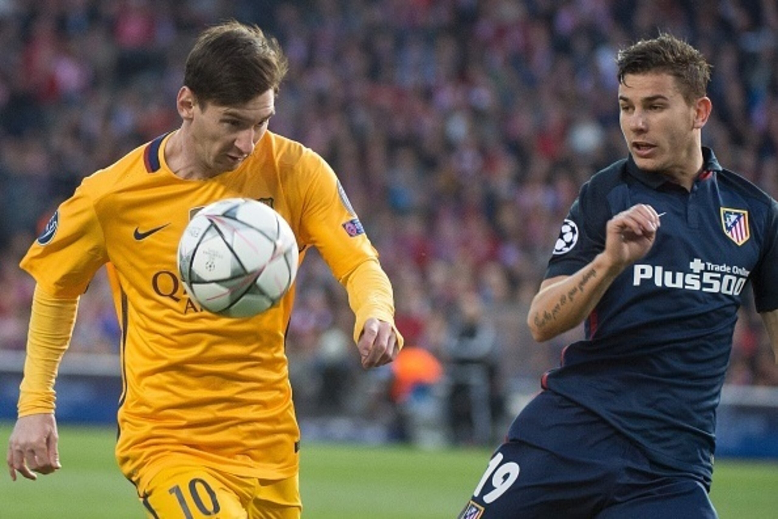Barcelona's Argentinian forward Lionel Messi vies with Atletico MadridÕs French defender Lucas Hernandez (R) during the UEFA Champions League quarter-finals second leg football match between Club Atletico de Madrid vs FC Barcelona at the Vicente Calderon 